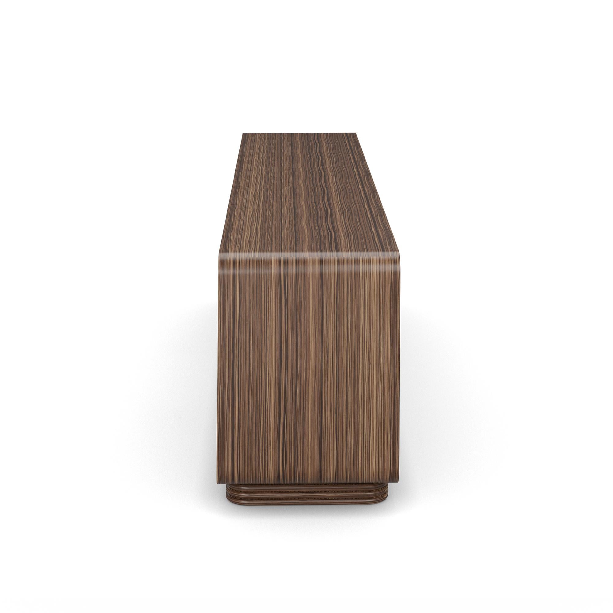 Credenza Brielle fatta a mano in Wood intagliato e con accenti in ottone Lux di Nolita Harbour In condizioni Nuovo in vendita a Carvalhosa, PT