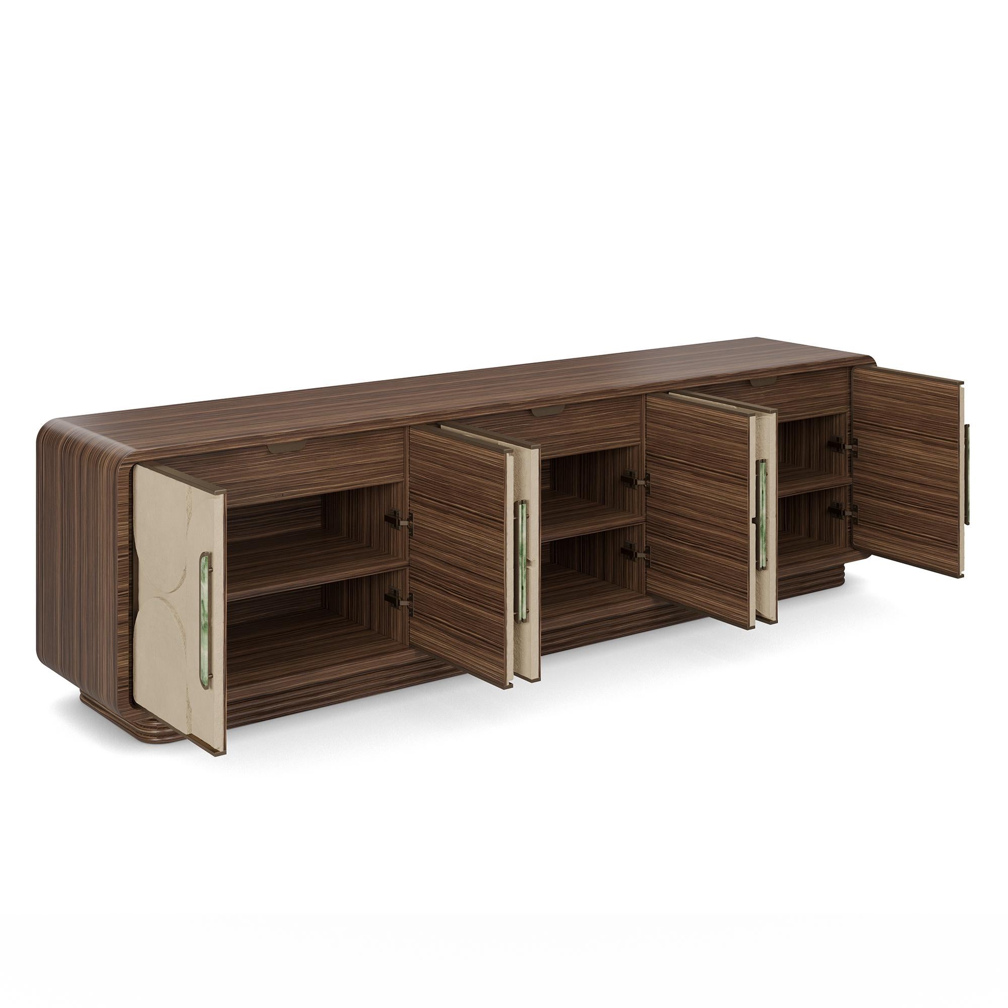 XXI secolo e contemporaneo Credenza Brielle fatta a mano in Wood intagliato e con accenti in ottone Lux di Nolita Harbour in vendita
