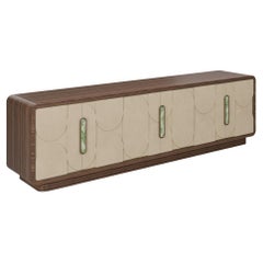 Handgefertigtes Brielle-Sideboard aus geschnitztem Holz und luxuriösen Messingakzenten von Nolita Harbour