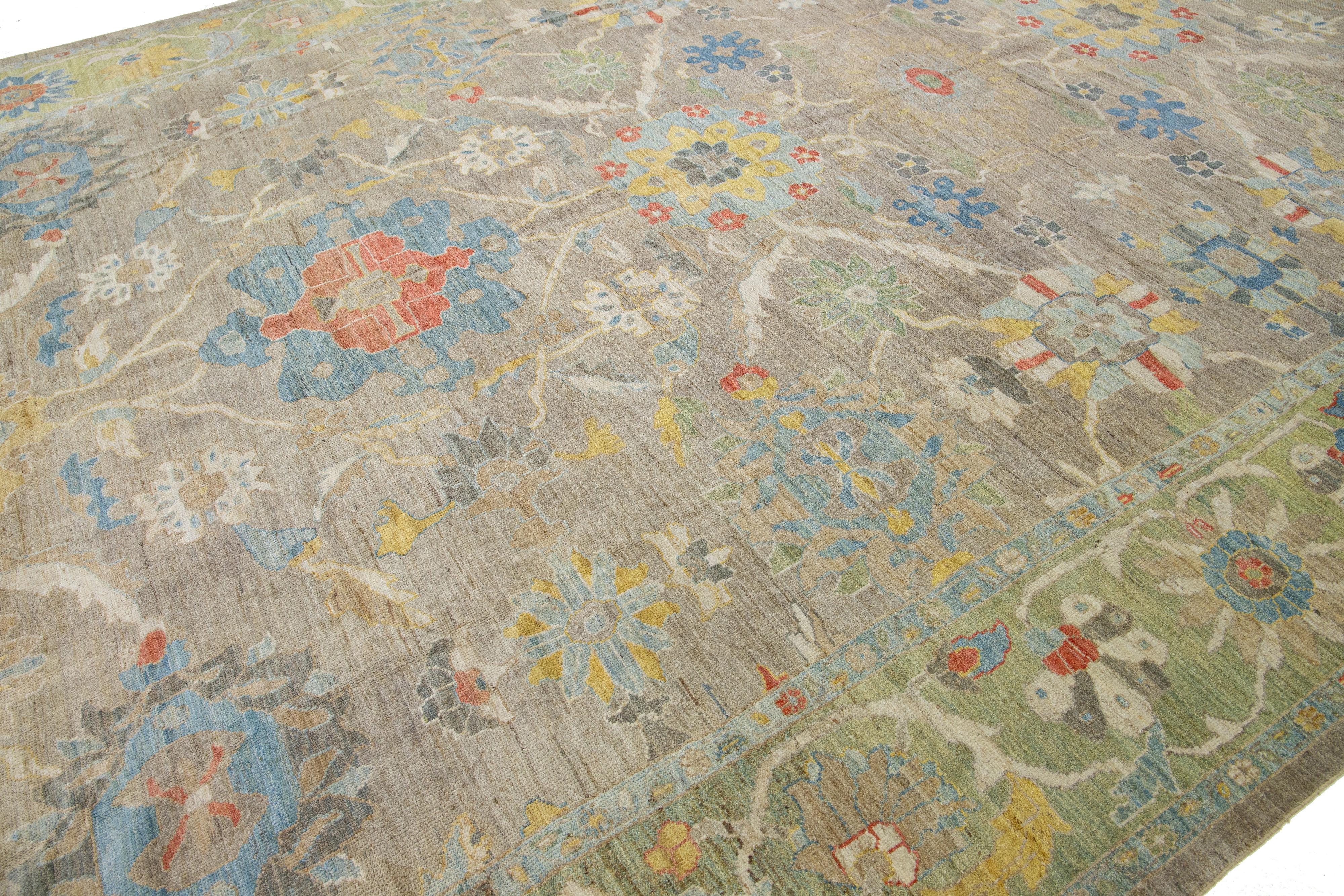 Noué à la main Tapis en laine de Sultanabad moderne, fait à la main, de couleur Brown, avec motif floral Allover en vente
