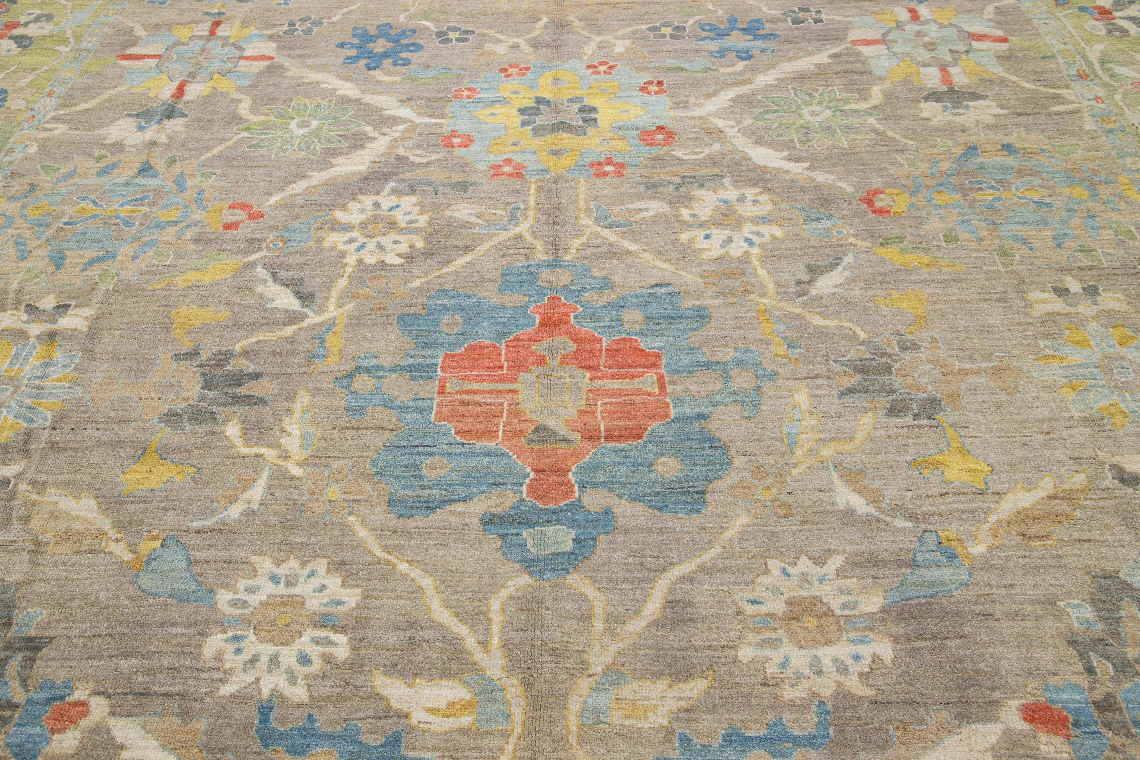 Laine Tapis en laine de Sultanabad moderne, fait à la main, de couleur Brown, avec motif floral Allover en vente