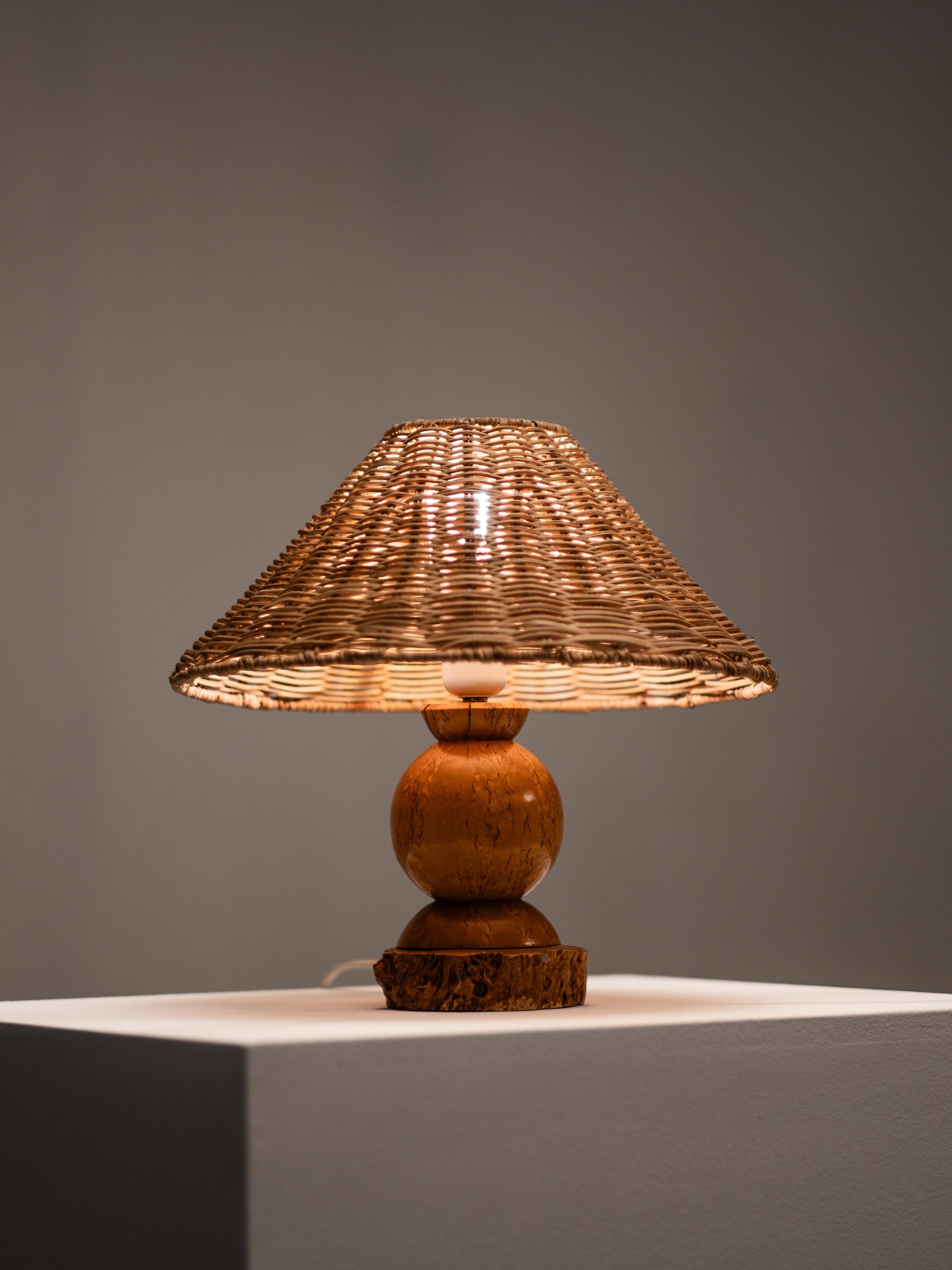 Handmade Burl Wood Table Lamp with Wicker Shade, Finland, 1940s For Sale 5