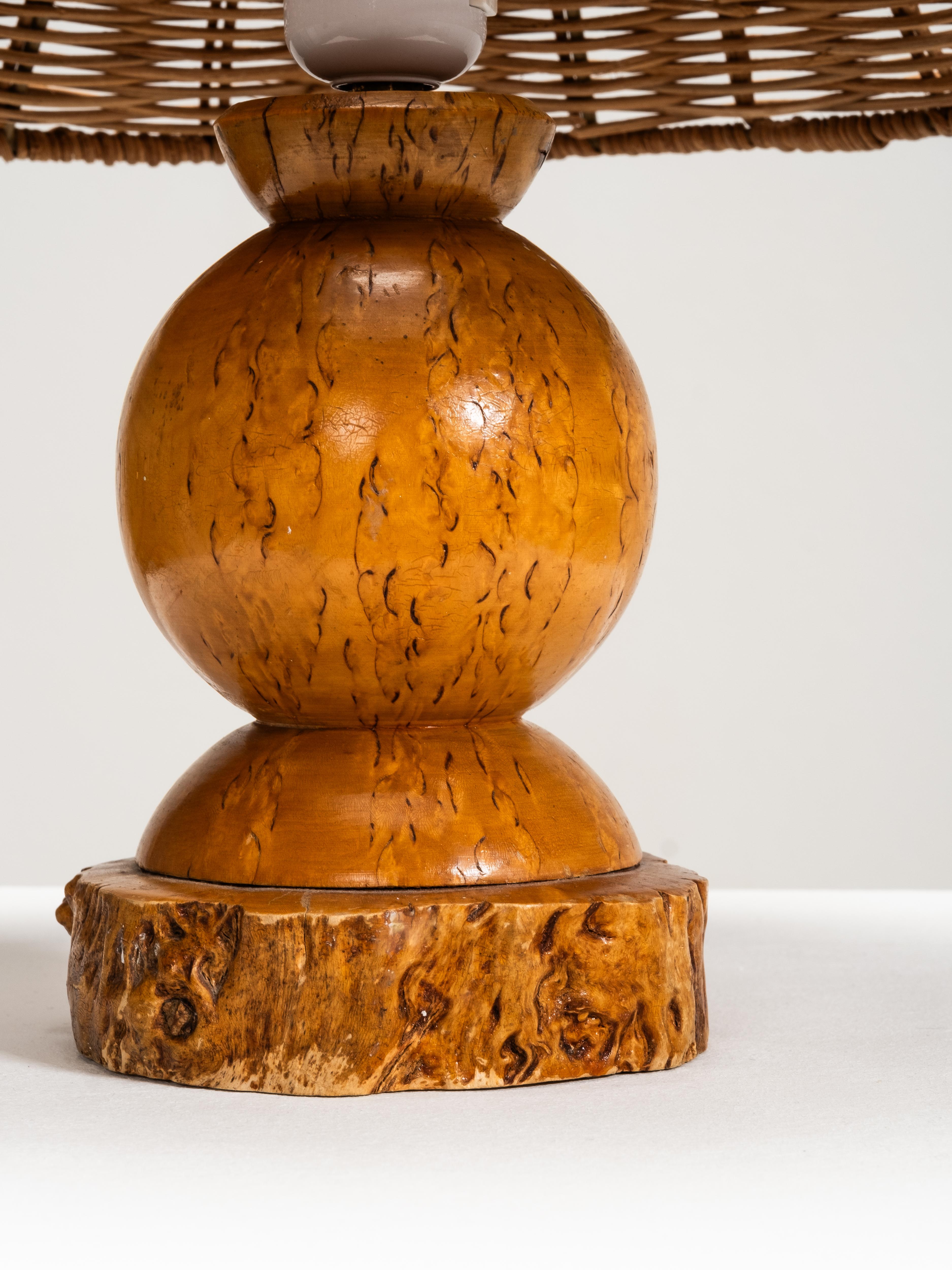 Handmade Burl Wood Table Lamp with Wicker Shade, Finland, 1940s In Good Condition For Sale In Karis, Nyland