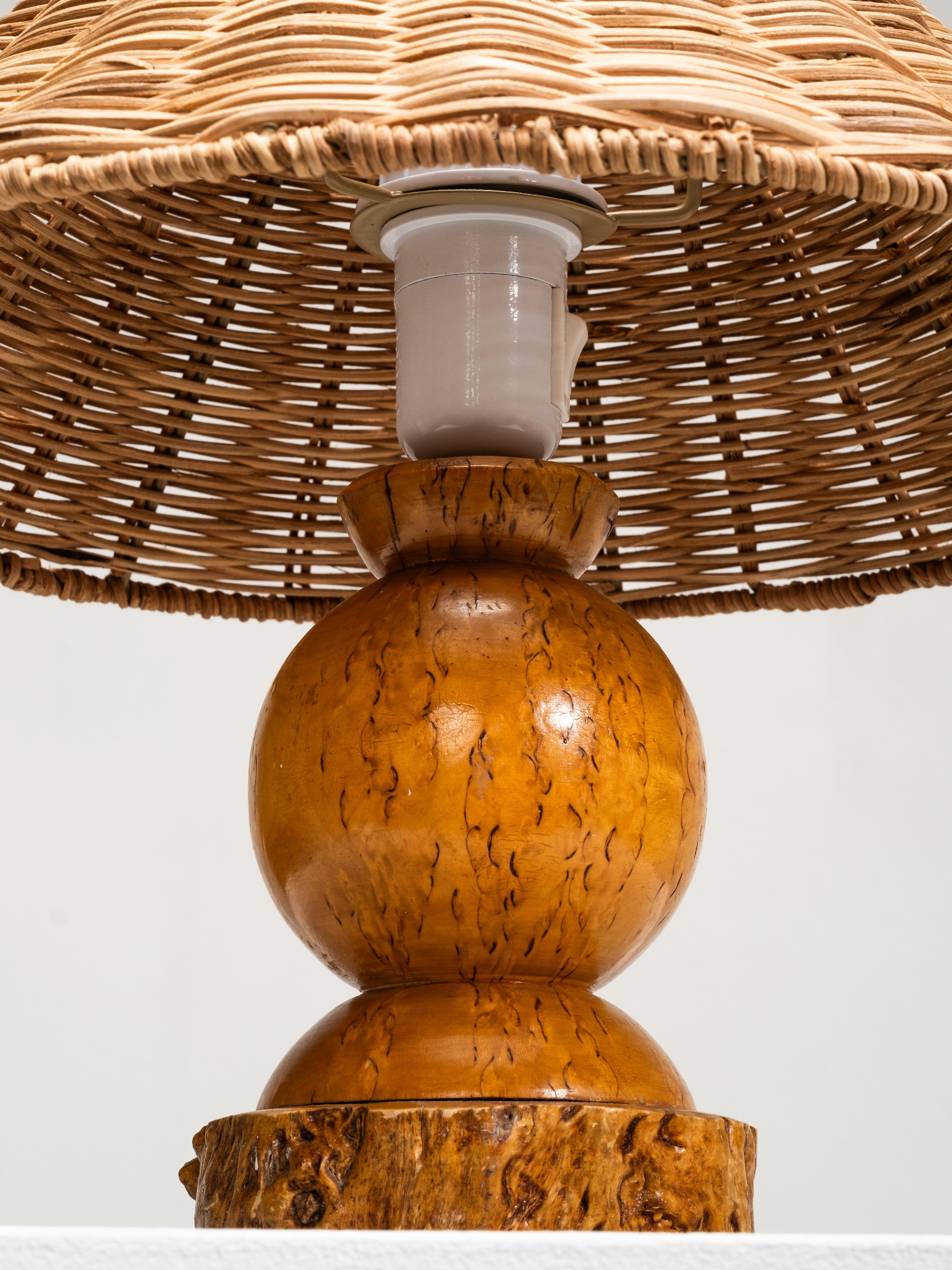 Mid-20th Century Handmade Burl Wood Table Lamp with Wicker Shade, Finland, 1940s For Sale