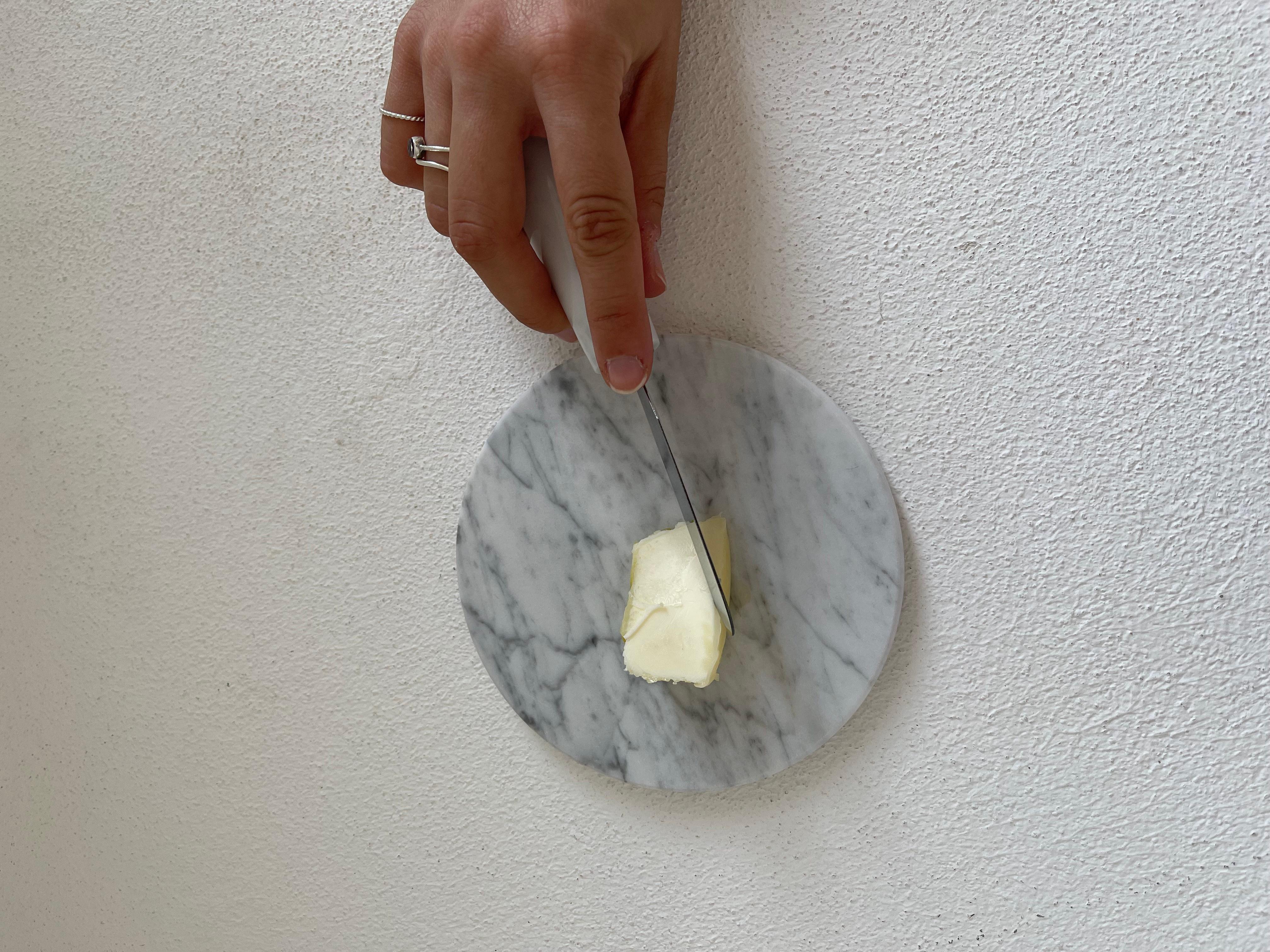 Handgefertigtes Buttermesser und Teller aus weißem Carrara-Marmor (Italienisch) im Angebot