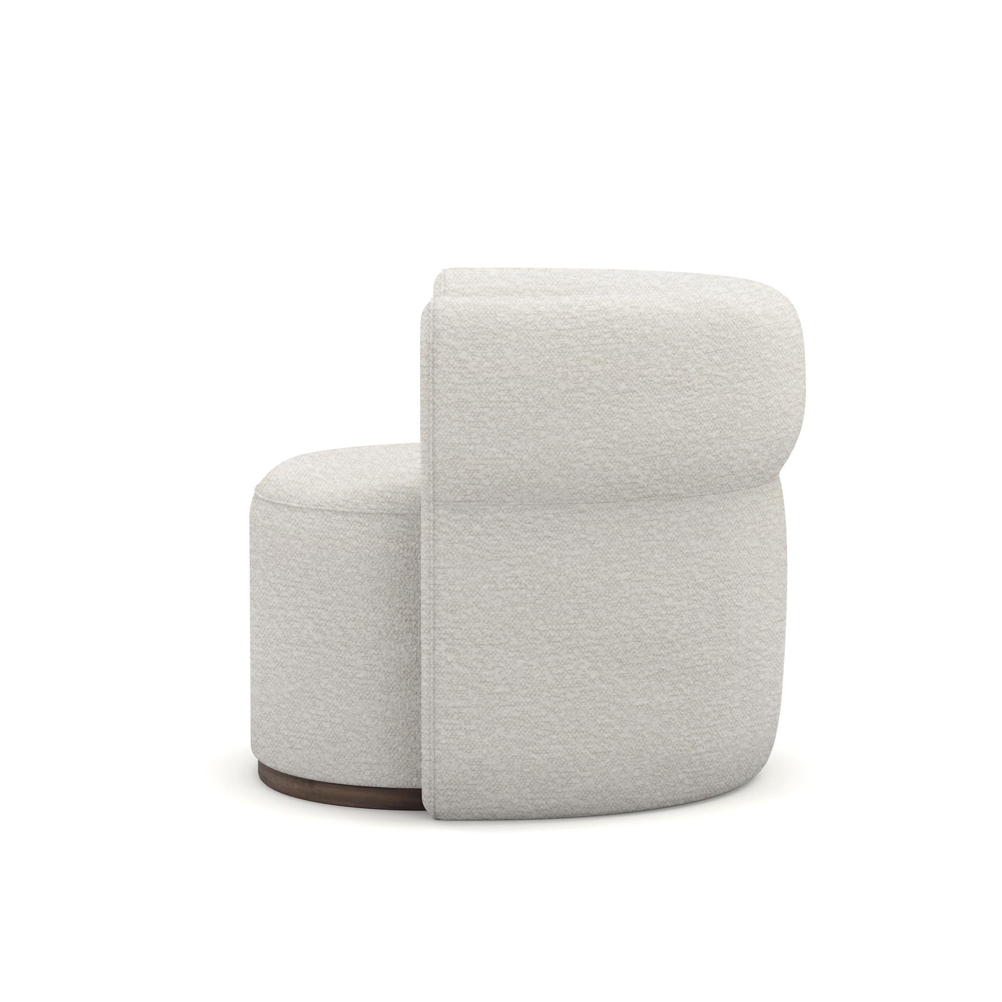 Organique Fauteuil Camille fait à la main en tissu de luxe par Nolita Harbour en vente