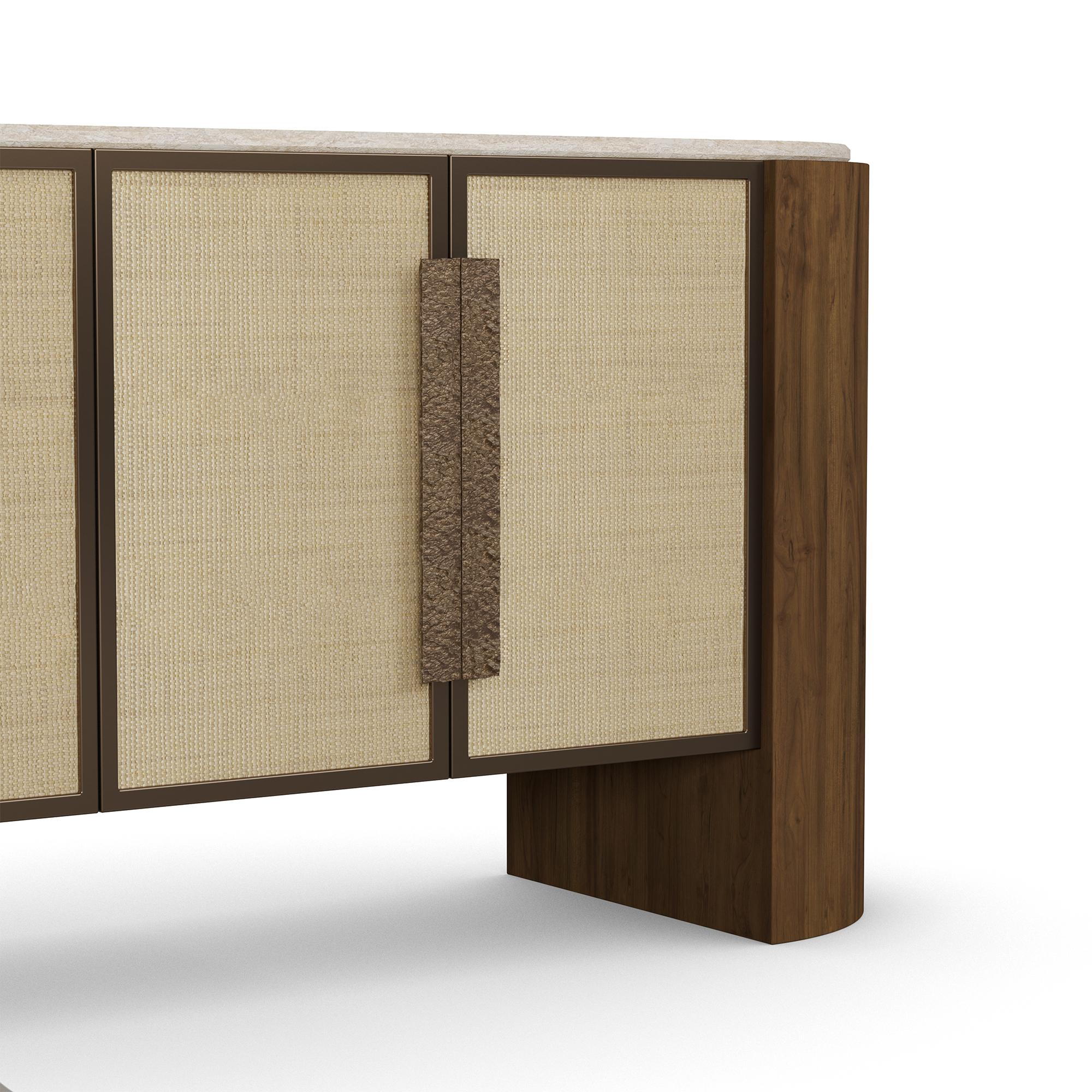 Aparador Capucine hecho a mano con puertas de travertino y mimbre by Nolita Harbour Moderno en venta