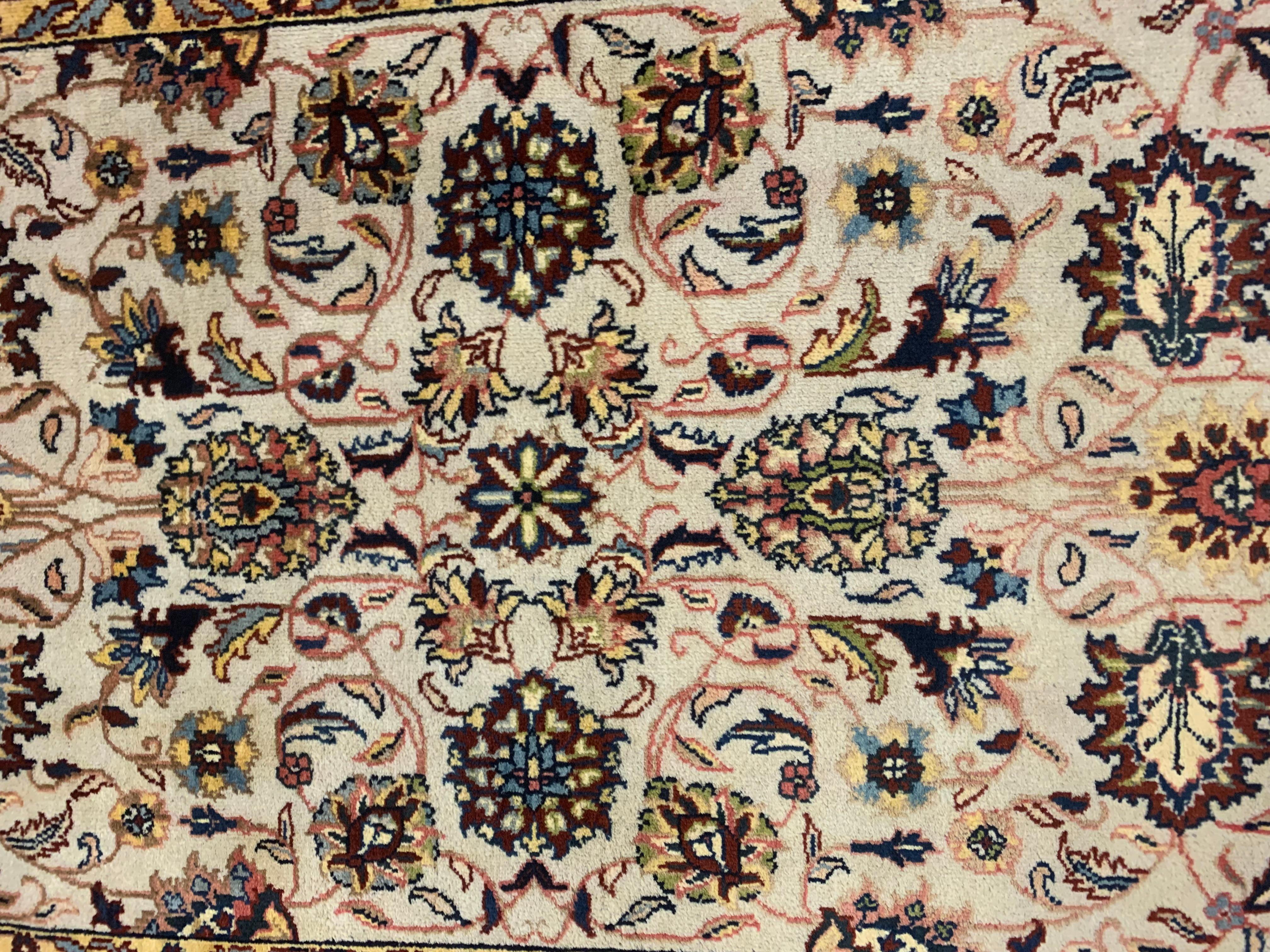Handmade Carpet Agra Indian Rug Traditional Cream Wool Floral Rug In New Condition For Sale In Hampshire, GB