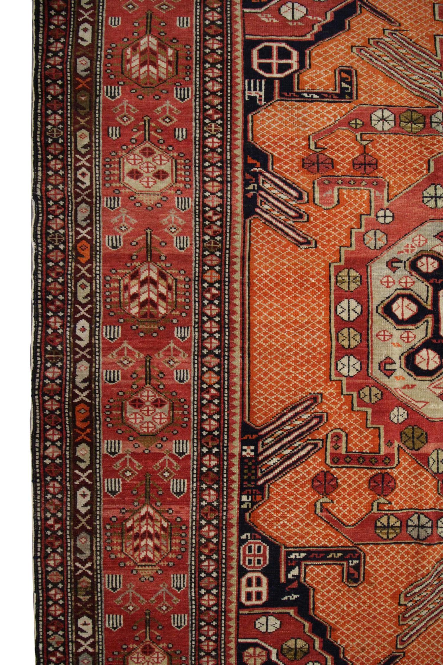 Handgefertigter Teppich Antiker Teppich Kaukasischer Wohnzimmerteppich:: Orange und Roter Stammesteppich (20. Jahrhundert) im Angebot