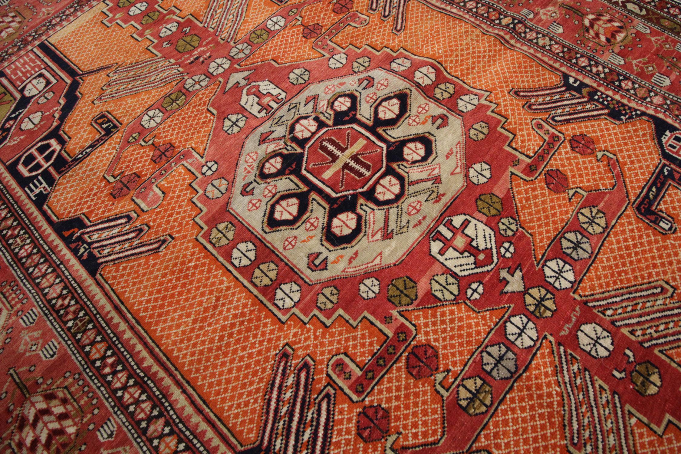 Handgefertigter Teppich Antiker Teppich Kaukasischer Wohnzimmerteppich:: Orange und Roter Stammesteppich (Wolle) im Angebot