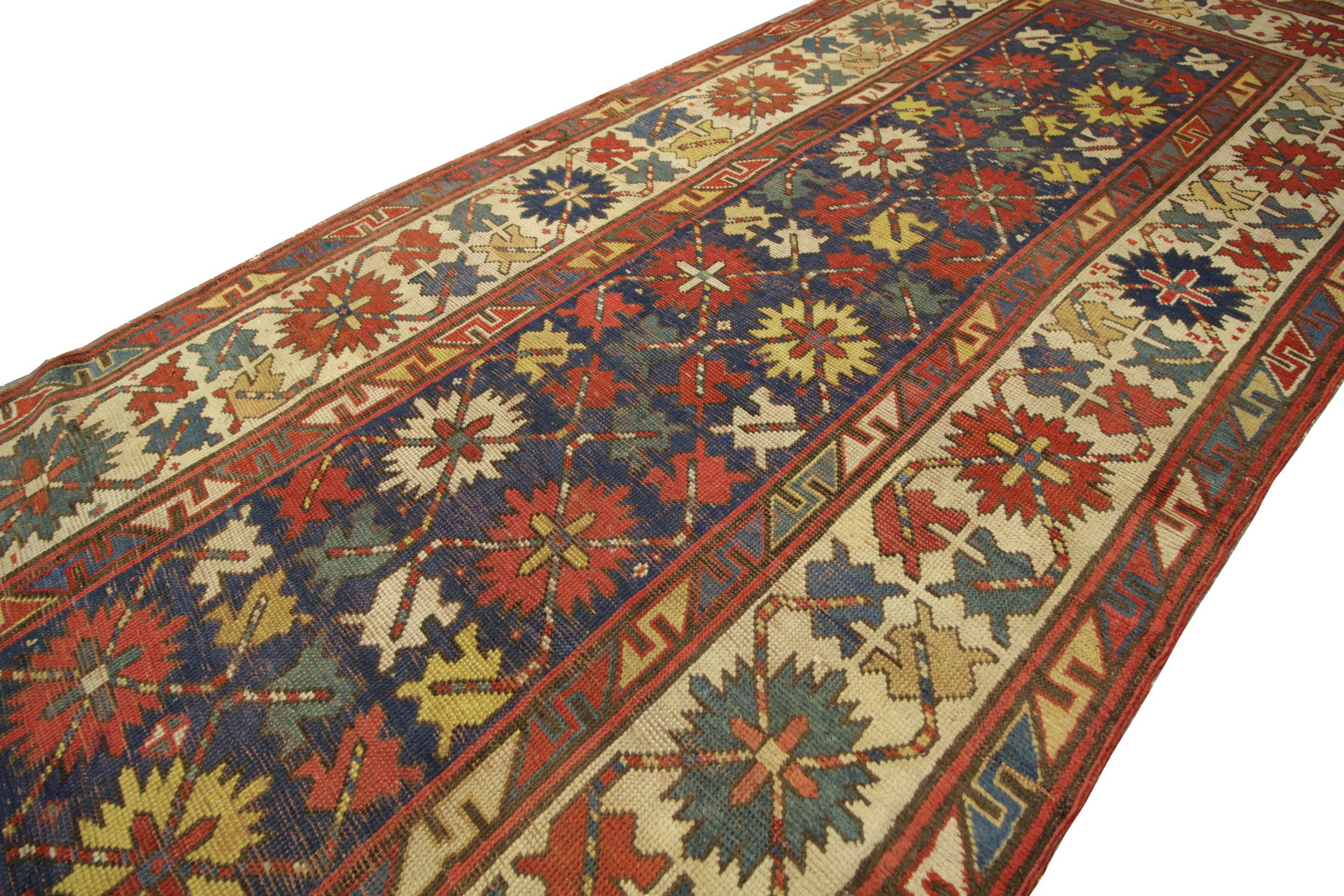 Tribal Tapis caucasien ancien fait  la main, tapis Kazak  long motif tribal en vente