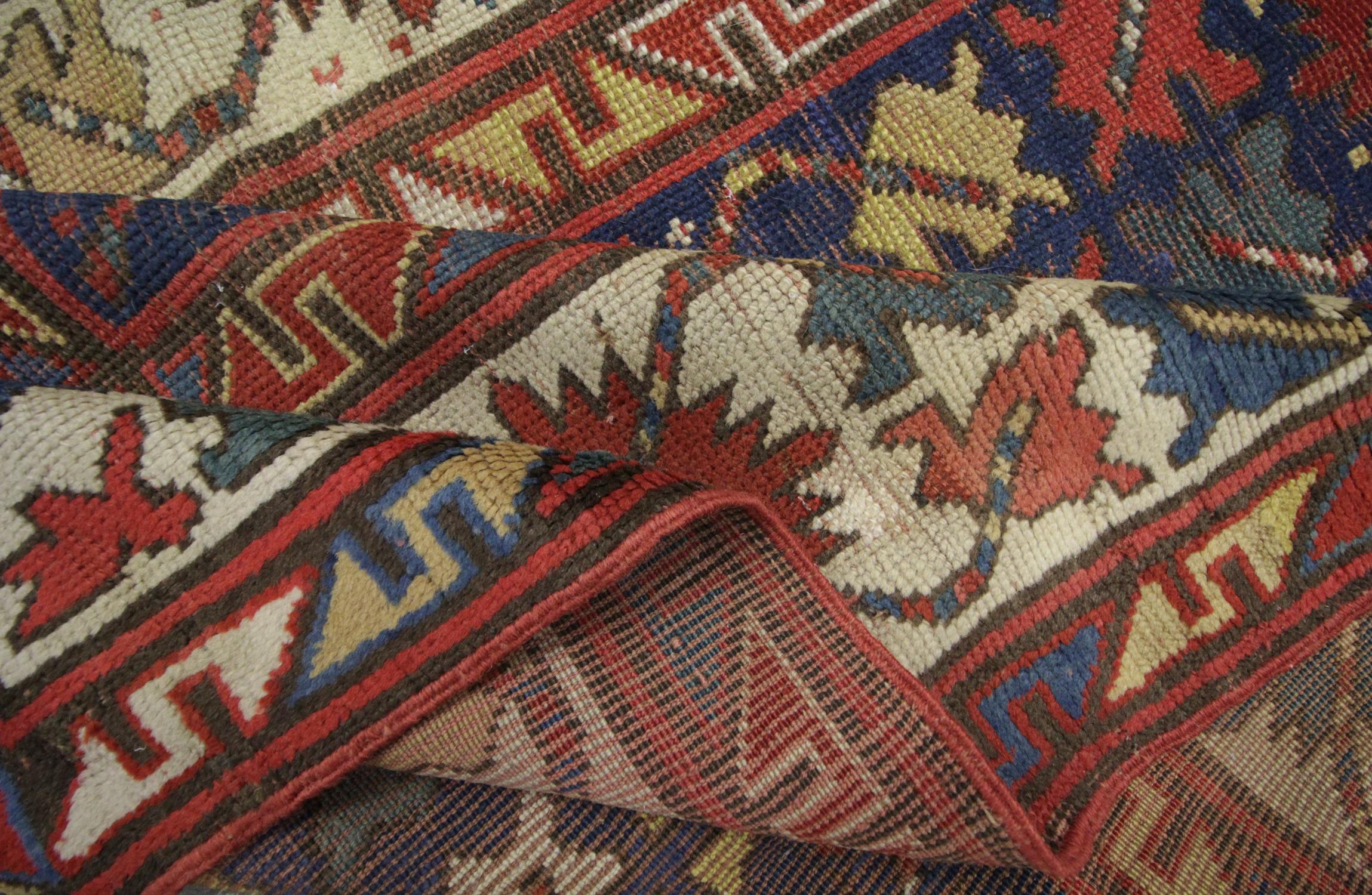 Tapis caucasien ancien fait  la main, tapis Kazak  long motif tribal Excellent état - En vente à Hampshire, GB