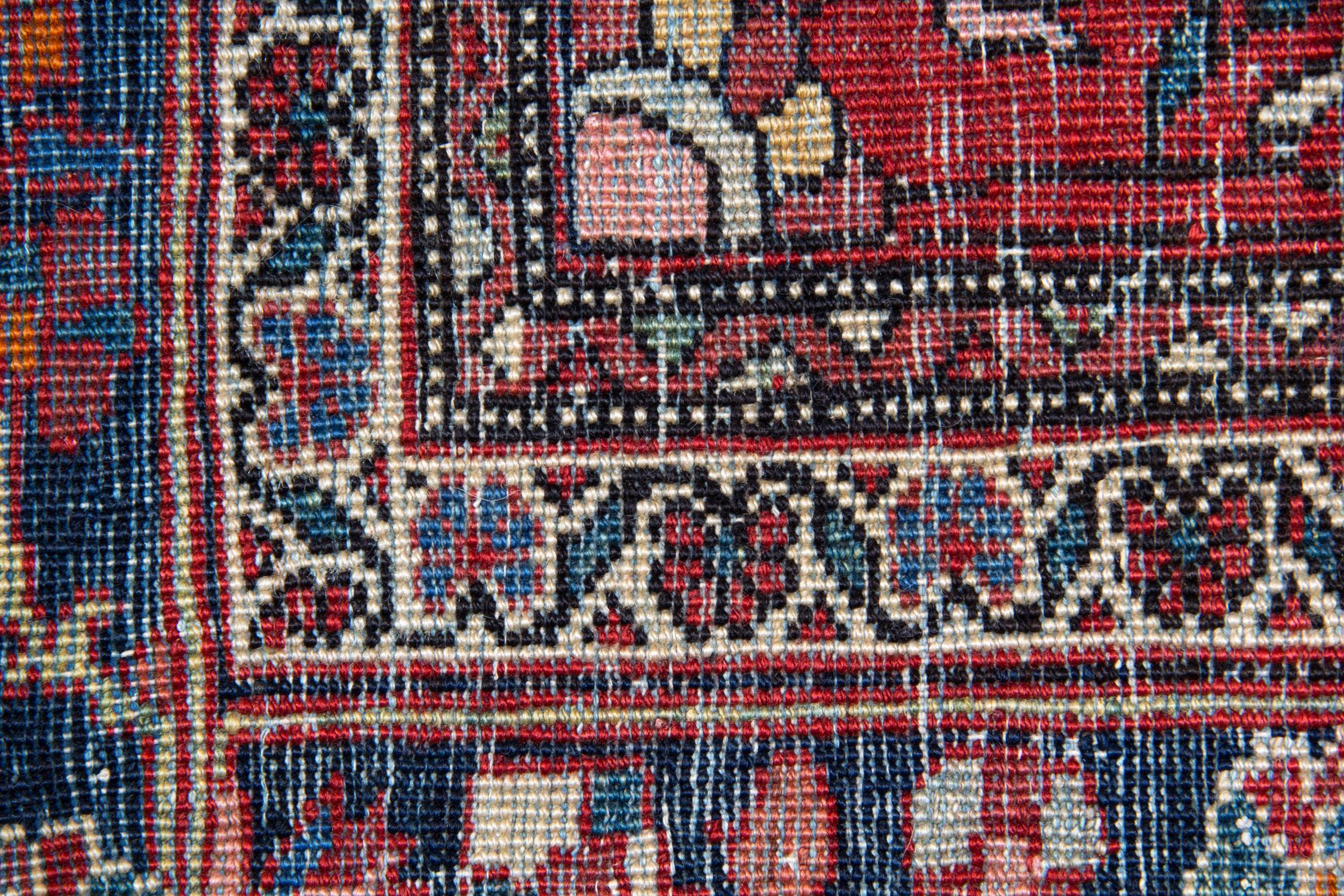 Handgefertigter antiker Teppich, traditioneller rot-blauer Wollteppich im Angebot 1