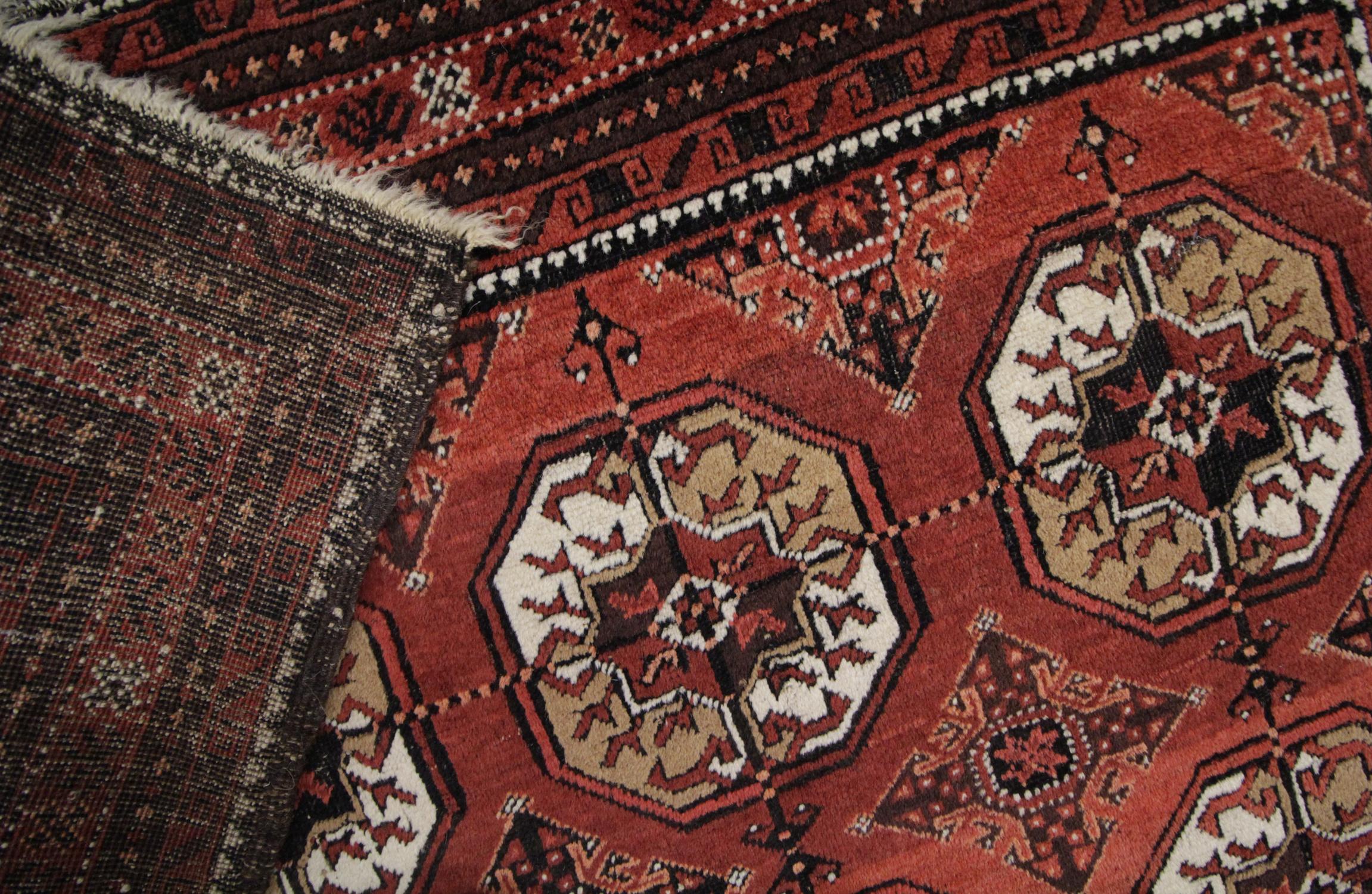 Teinture végétale Tapis antique fait main Tapis tribal turkmène:: tapis de salon oriental universel en vente