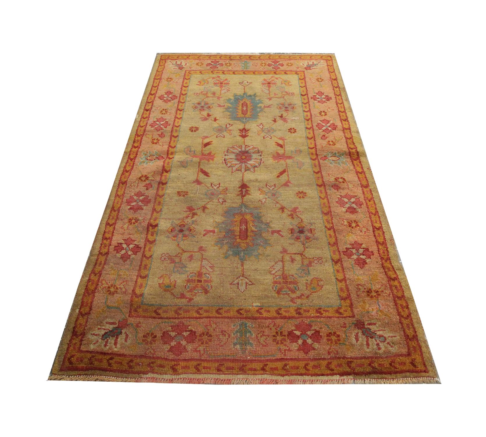 Un tapis fait à la main Un motif botanique vibrant imprègne ce tapis turc Oushak de haute qualité. Tapis ancien, avec un motif floral symétrique, tissé à la main en 1890 avec de la laine et du coton filés à la main et teints en vert, par certains