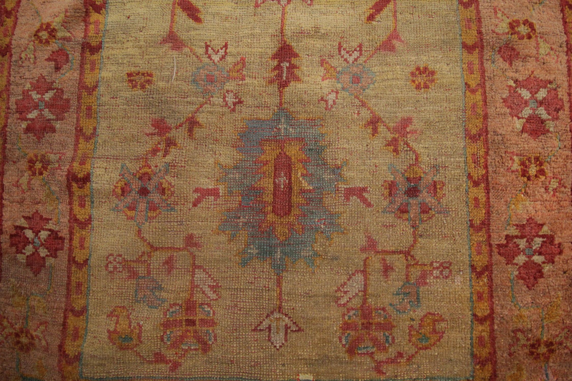 Teinture végétale Tapis antique fait main:: tapis oriental tribal turkmène:: tapis de salon doré en vente