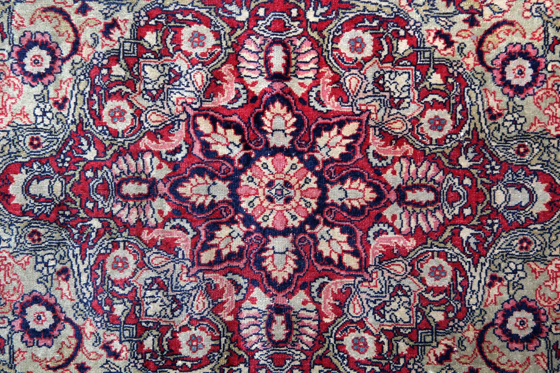 Handgefertigter antiker Teppich, Agra-indischer Teppich, luxuriöse rote orientalische Teppiche im Angebot (Gewebt) im Angebot