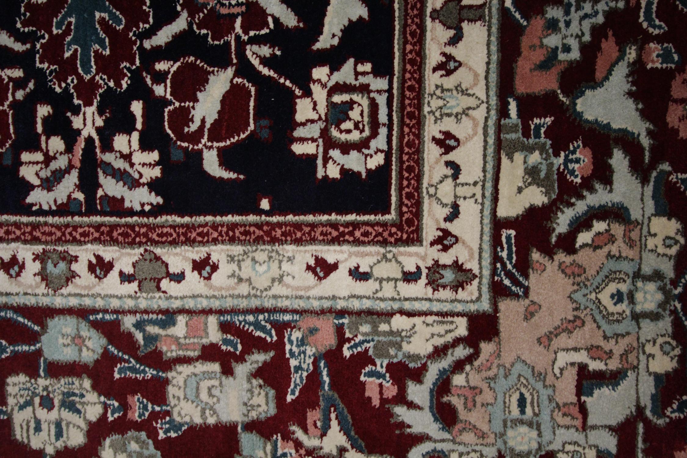 Handgefertigter antiker Teppich Indischer traditioneller rot-schwarzer Wollteppich (Handgeknüpft) im Angebot