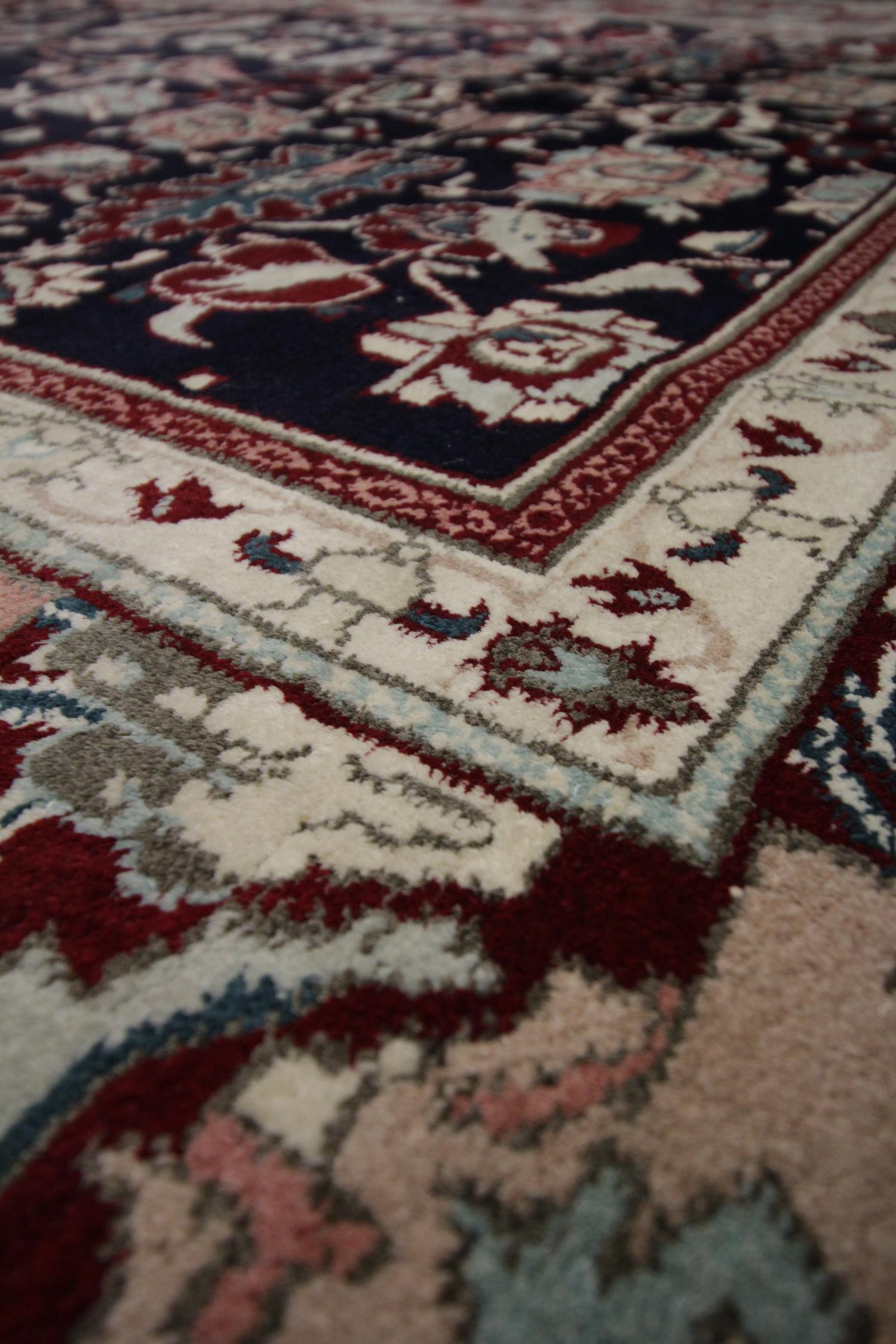 Handgefertigter antiker Teppich Indischer traditioneller rot-schwarzer Wollteppich im Zustand „Hervorragend“ im Angebot in Hampshire, GB