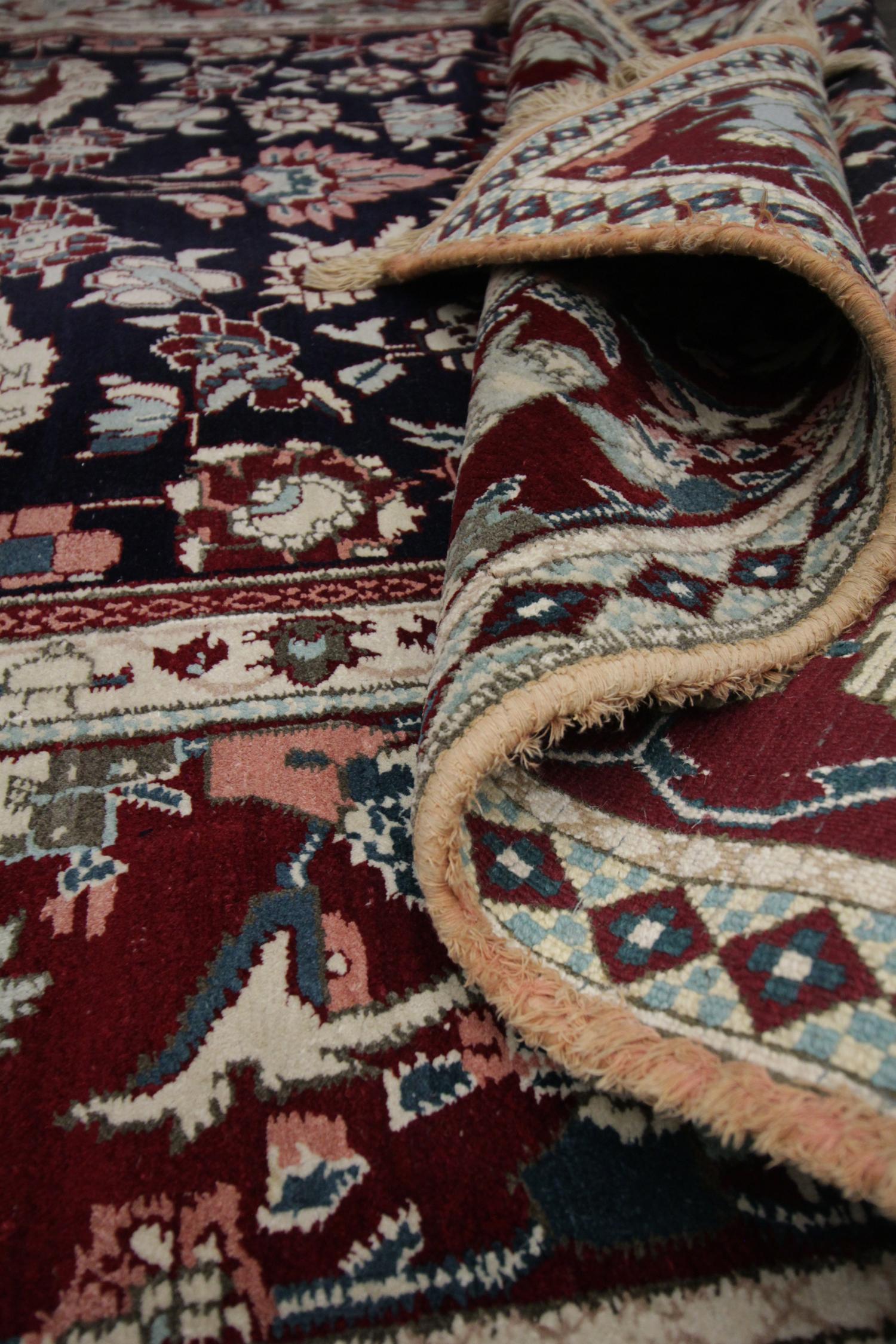 Handgefertigter antiker Teppich Indischer traditioneller rot-schwarzer Wollteppich (Wolle) im Angebot