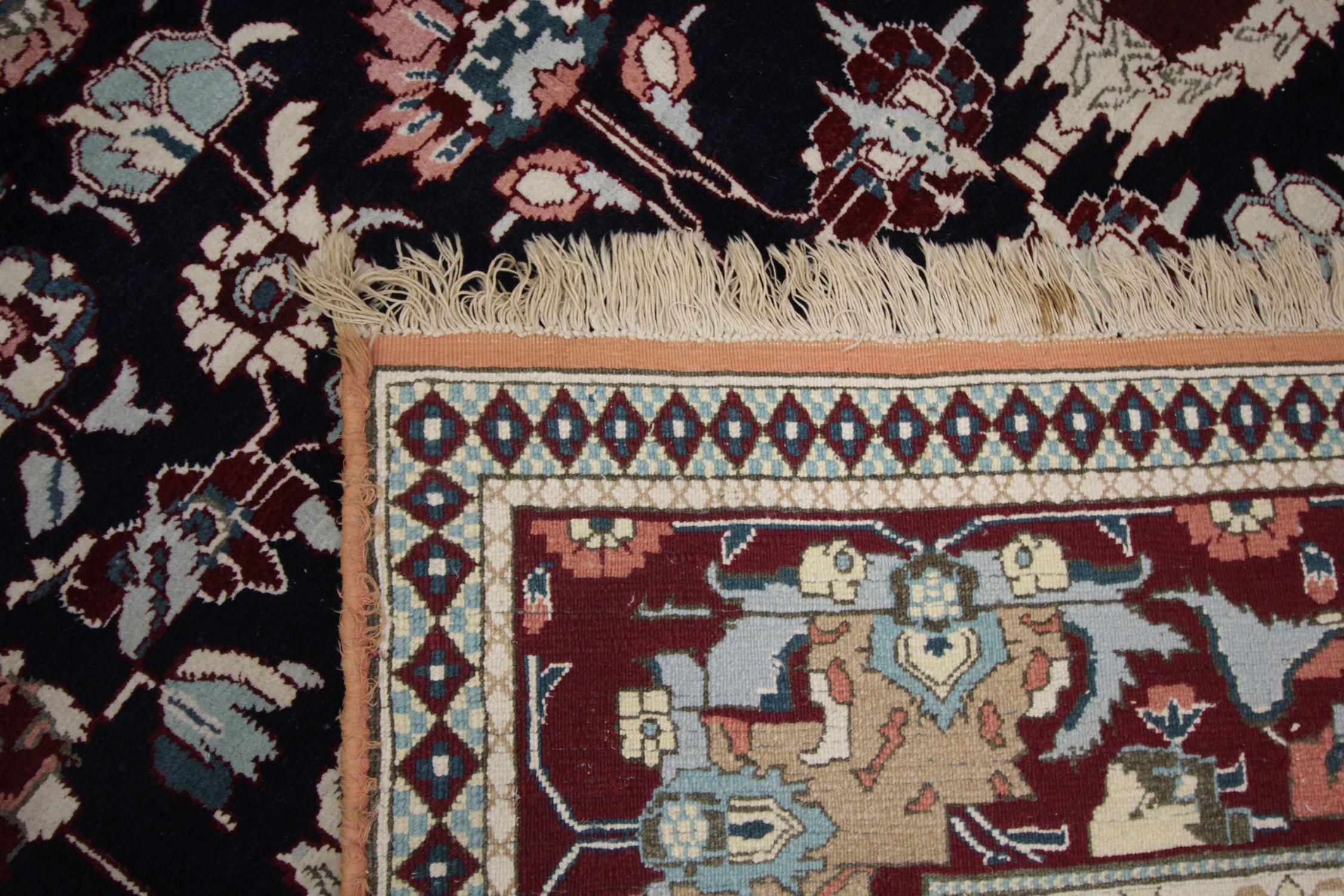 Handgefertigter antiker Teppich Indischer traditioneller rot-schwarzer Wollteppich im Angebot 1