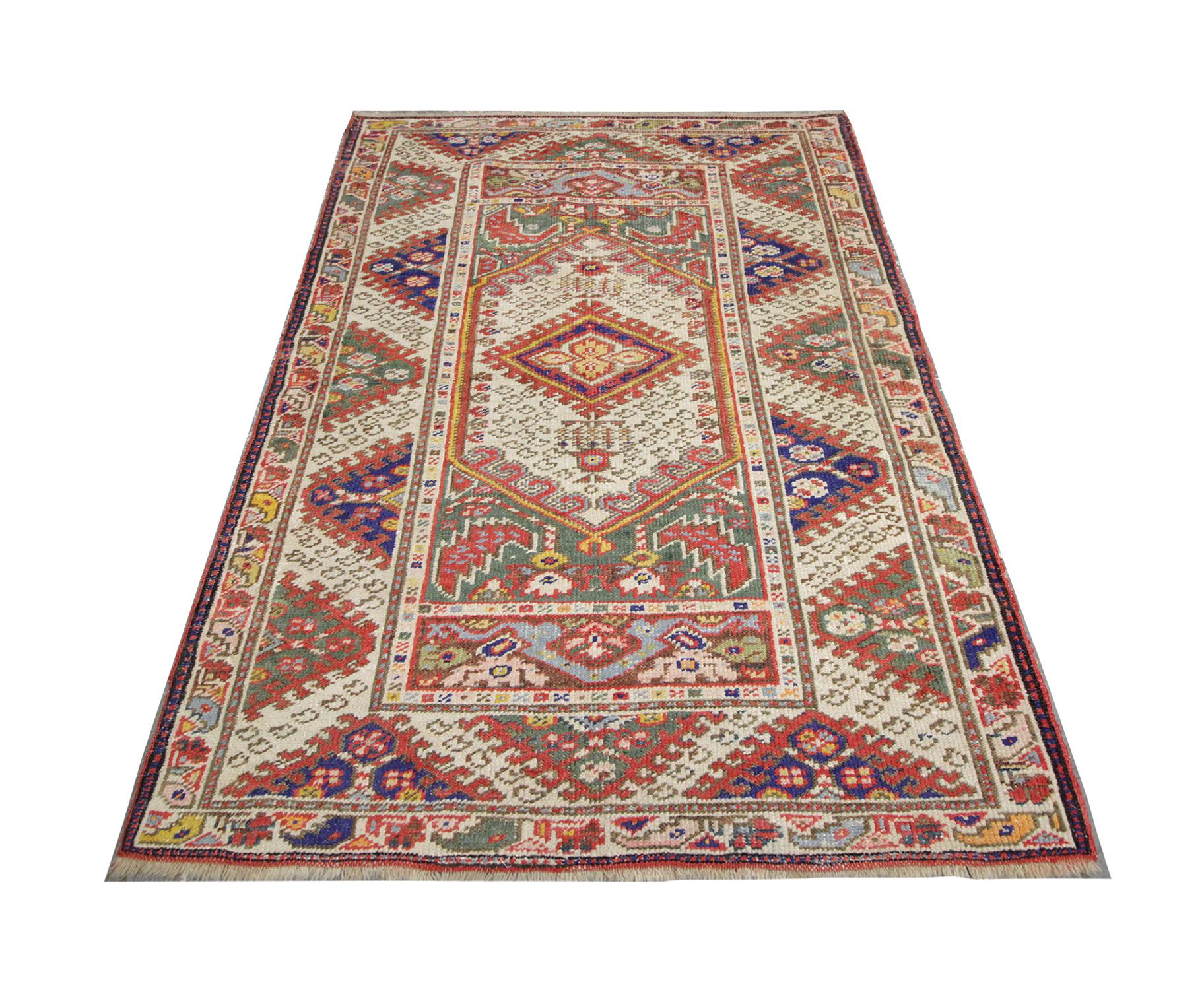 Ce tapis turc ancien de haute qualité a été tissé à la main en 1920. Il est composé de laine et de coton et teint à l'aide de colorants végétaux. Il s'agit d'un dessin géométrique complexe avec un motif central très décoratif et un motif en zigzag