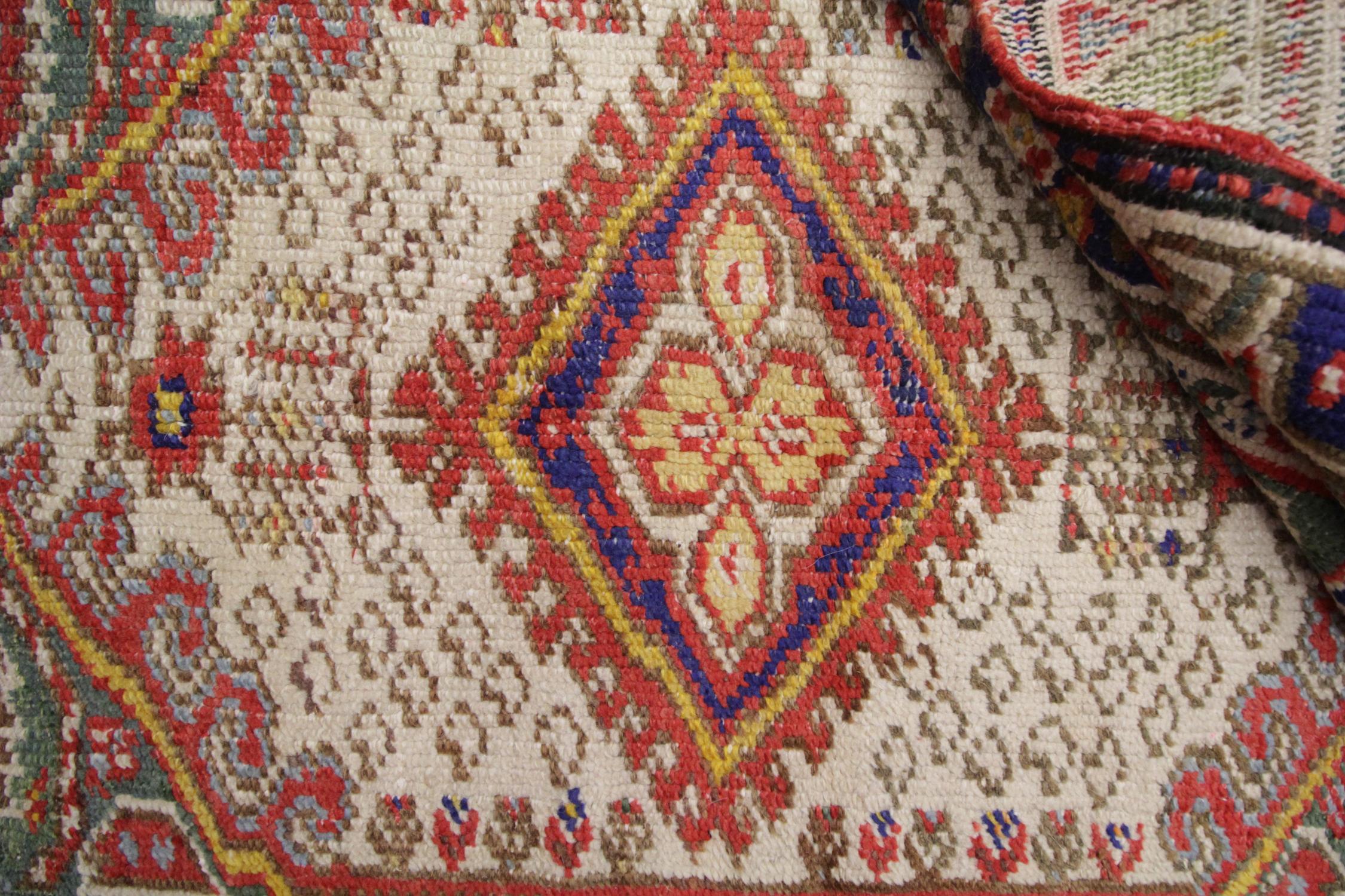Tapis de salon ancien fait à la main Tapis de salon tribal, tapis traditionnel en laine rouge en vente 1