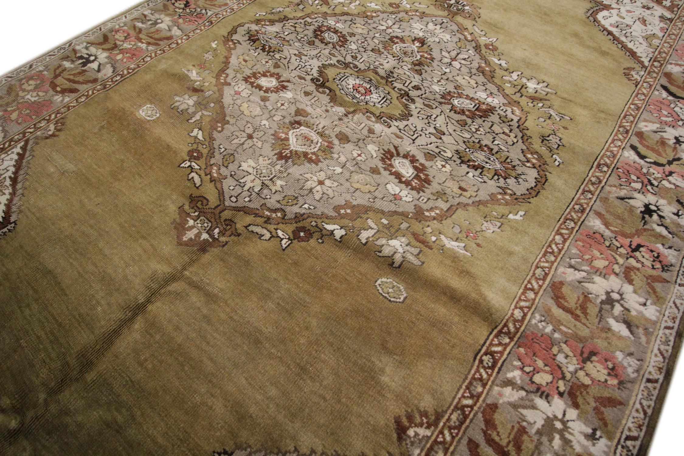Handmade Carpet Area Oriental Rug, Antique Green Wool Living Room Rug for Sale In Excellent Condition For Sale In Hampshire, GB