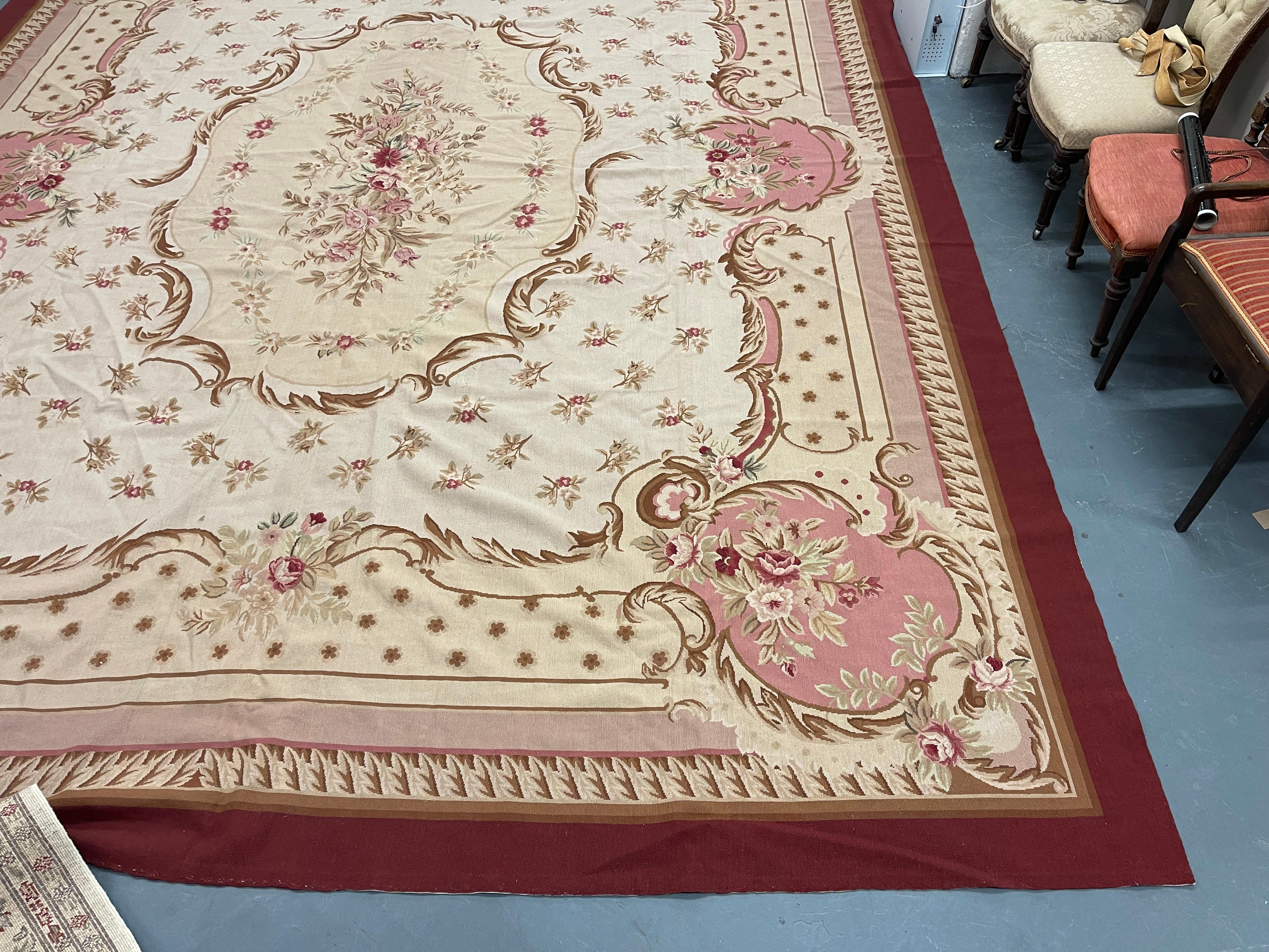 Aubusson-Teppich in Rosa, Rosa und Beige, extra großer, handgefertigter Teppich aus Wolle, Teppich  (Französisch) im Angebot