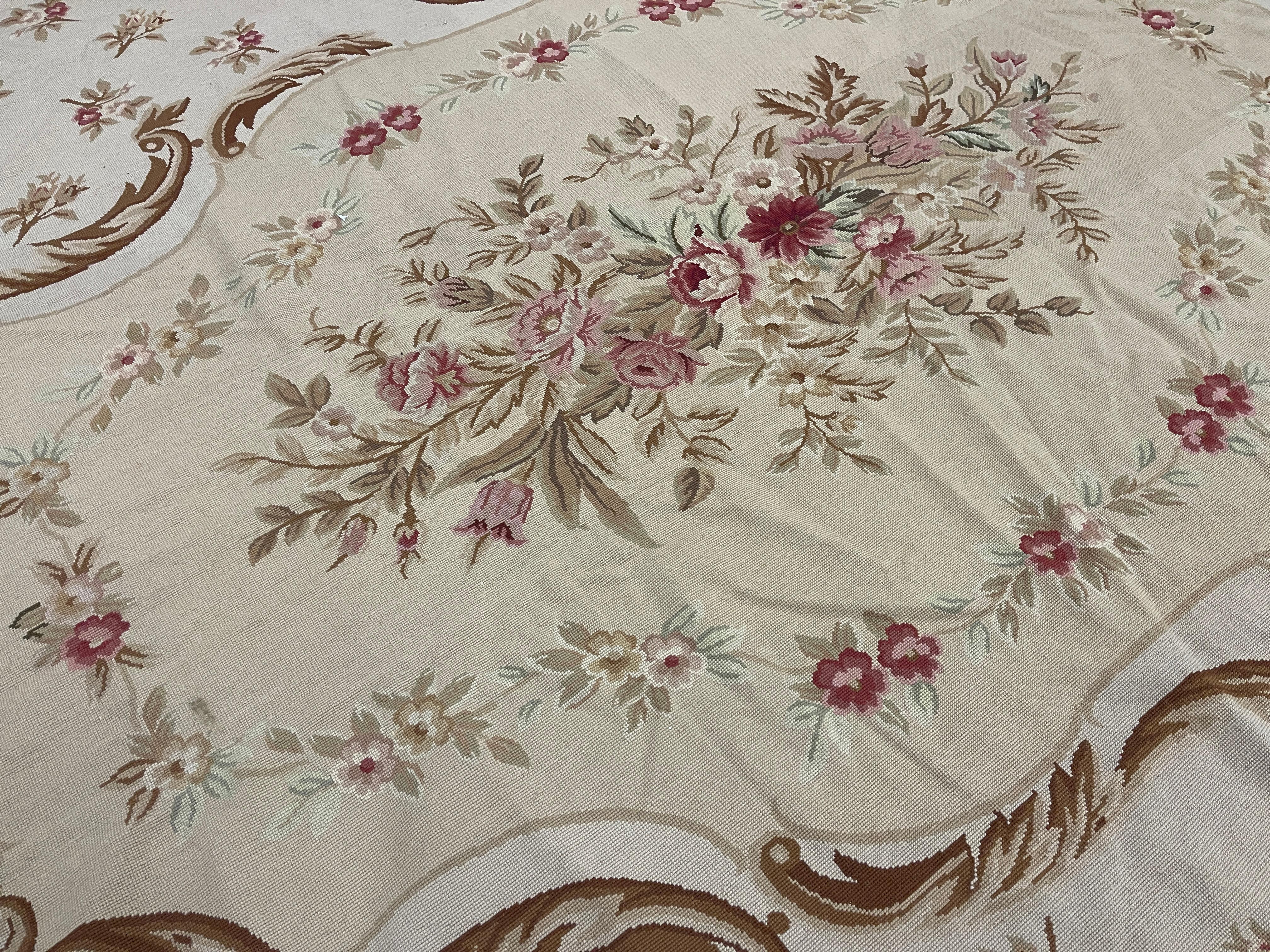 Aubusson-Teppich in Rosa, Rosa und Beige, extra großer, handgefertigter Teppich aus Wolle, Teppich  im Angebot 2