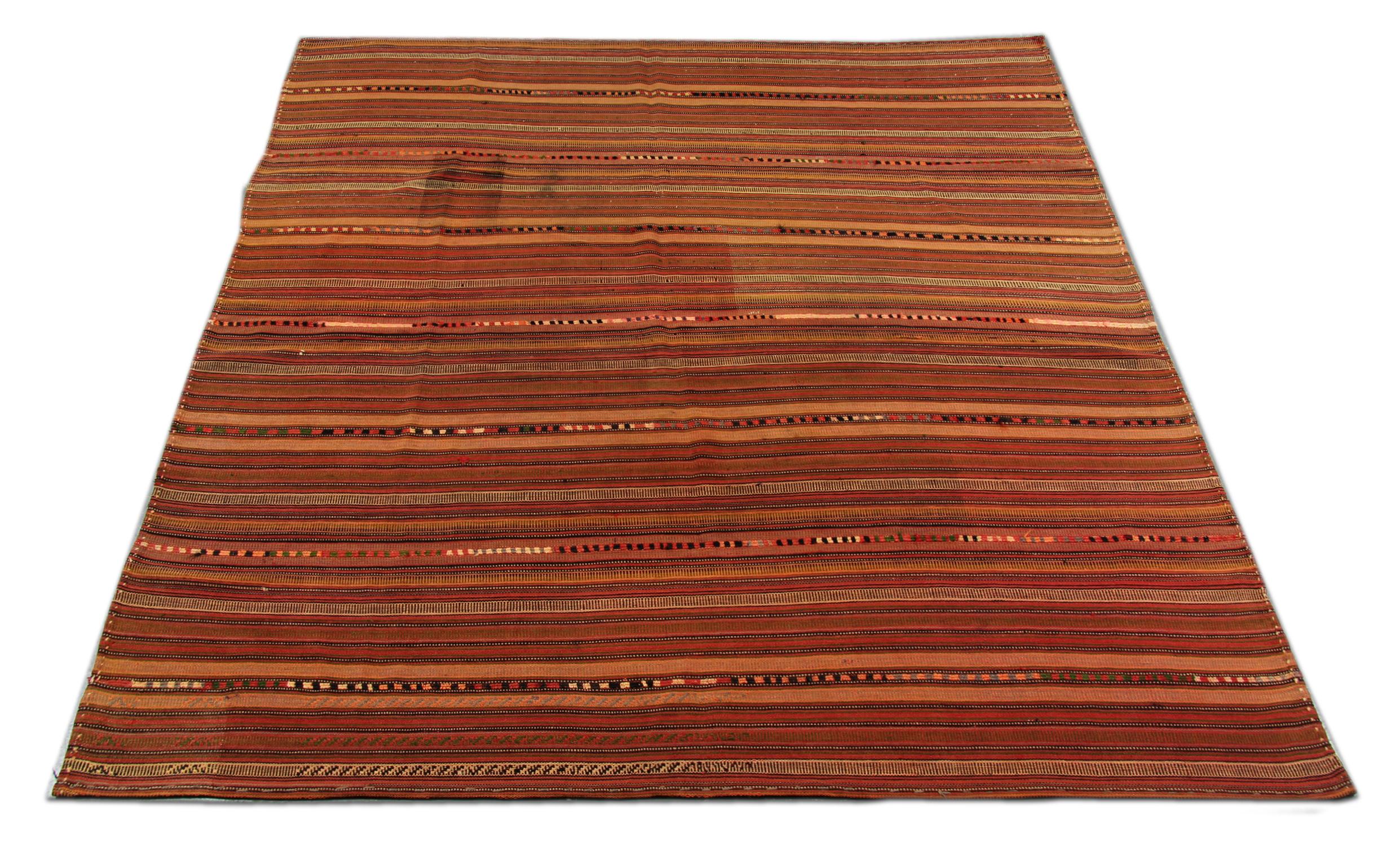 L'orange, le rouge et le noir constituent le motif géométrique simple des rayures de ce tapis Jajim, tissé à la main en Azerbaïdjan. Le design traditionnel à rayures et la palette de couleurs simples lui permettent de s'adapter à tous les