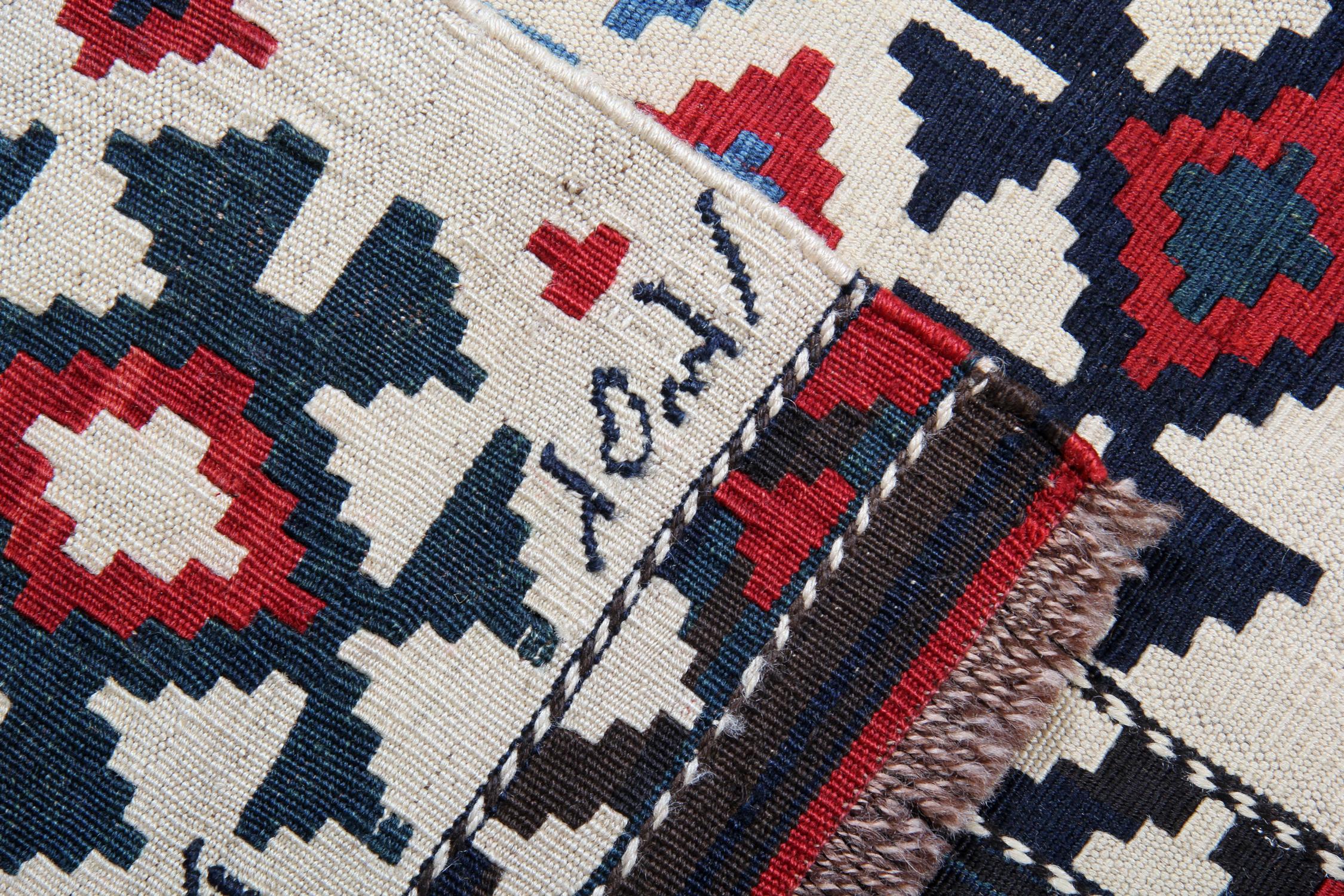 Handgefertigter Teppich Kilim Rug Traditional Striped Wool Vintage Area Rug (Aserbaidschanisch) im Angebot