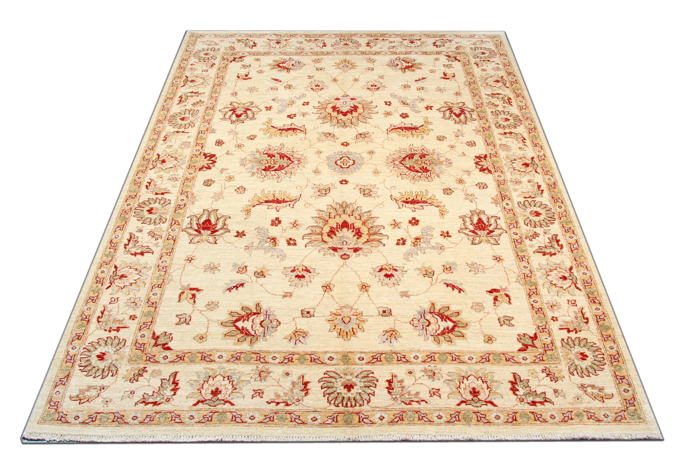 Ce tapis est un tapis Ziegler Sultanabad fabriqué sur nos métiers à tisser par nos maîtres tisserands en Afghanistan. Il est fait à la main avec des teintures végétales entièrement naturelles et de la laine filée à la main. Grâce à sa conception à