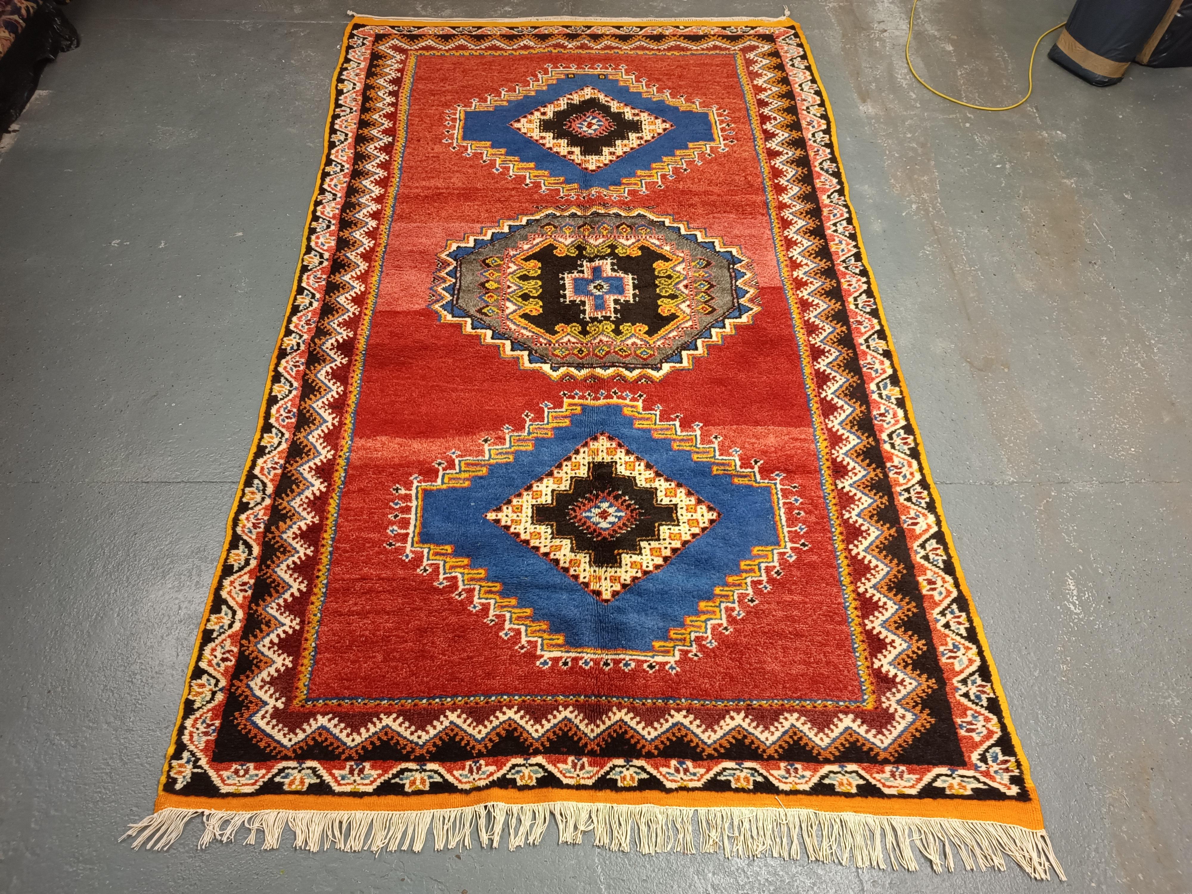 Tappeto fatto a mano Tappeti marocchini, Tappeto geometrico rosso Tappeto primitivo in vendita in vendita 2