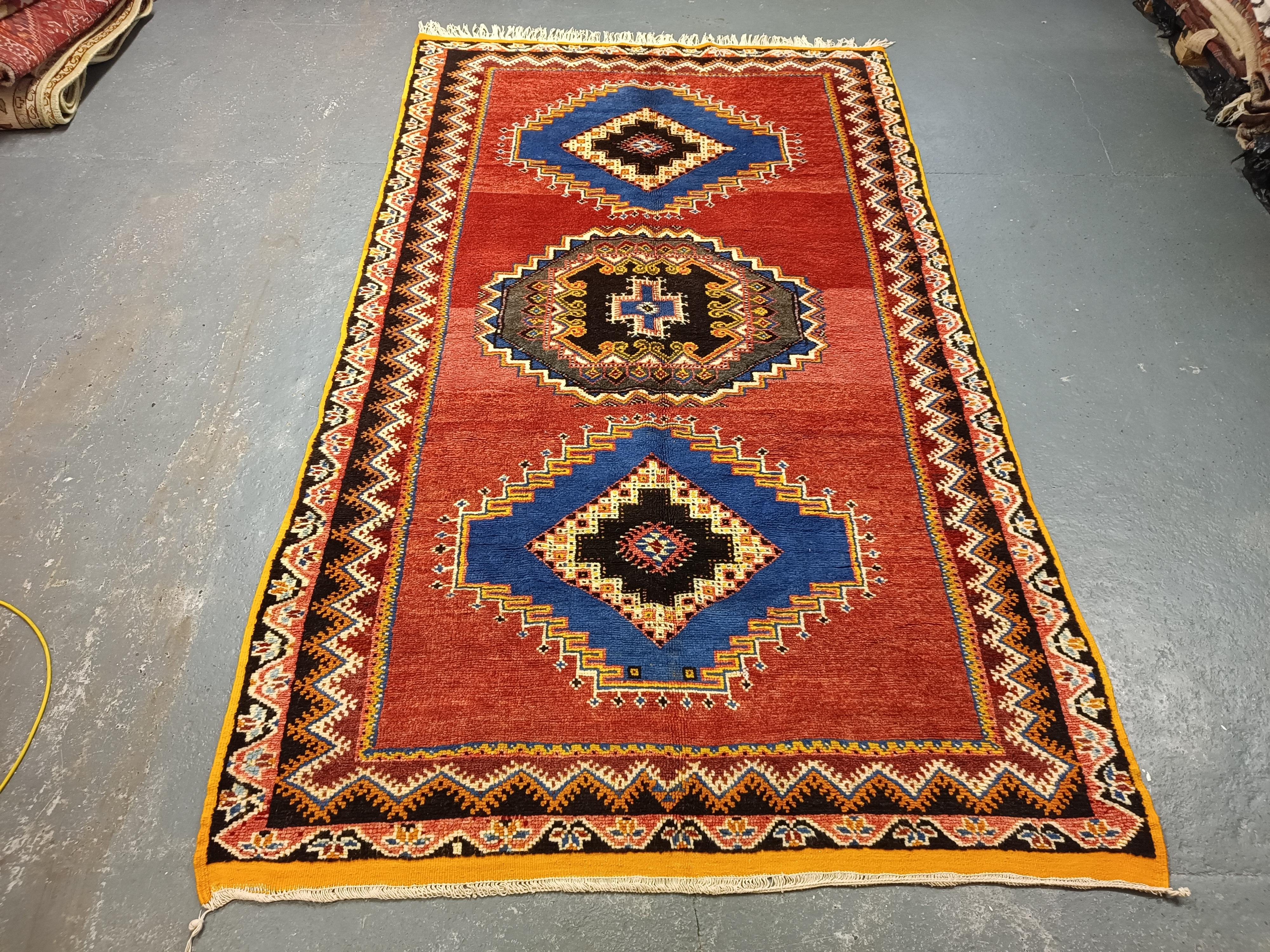 Questo è un esempio di tappeto tessuto a mano, che presenta am designs della regione del Marocco. Il Marocco è famoso per i suoi tappeti tradizionali primitivi con lunghe pile e semplici disegni geometrici. I tessitori tribali hanno utilizzato lana