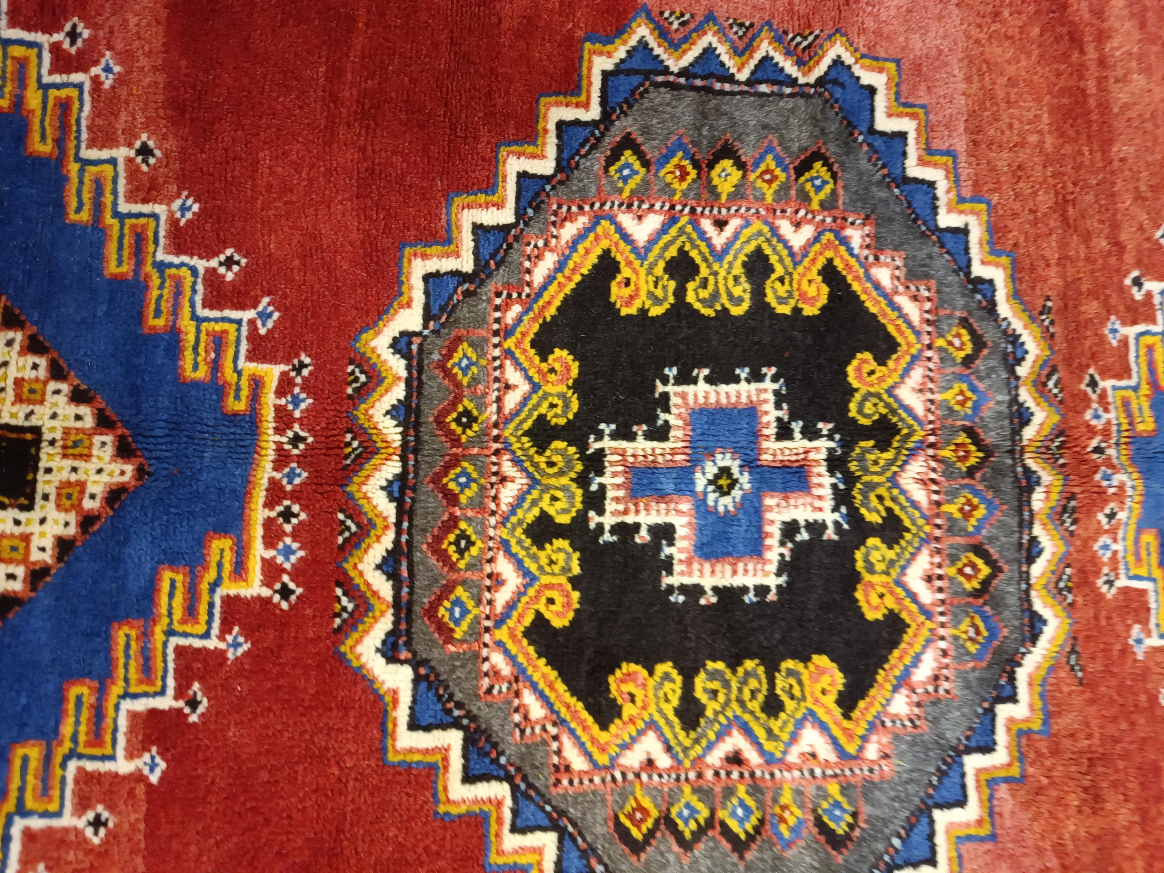 Fine XX secolo Tappeto fatto a mano Tappeti marocchini, Tappeto geometrico rosso Tappeto primitivo in vendita in vendita