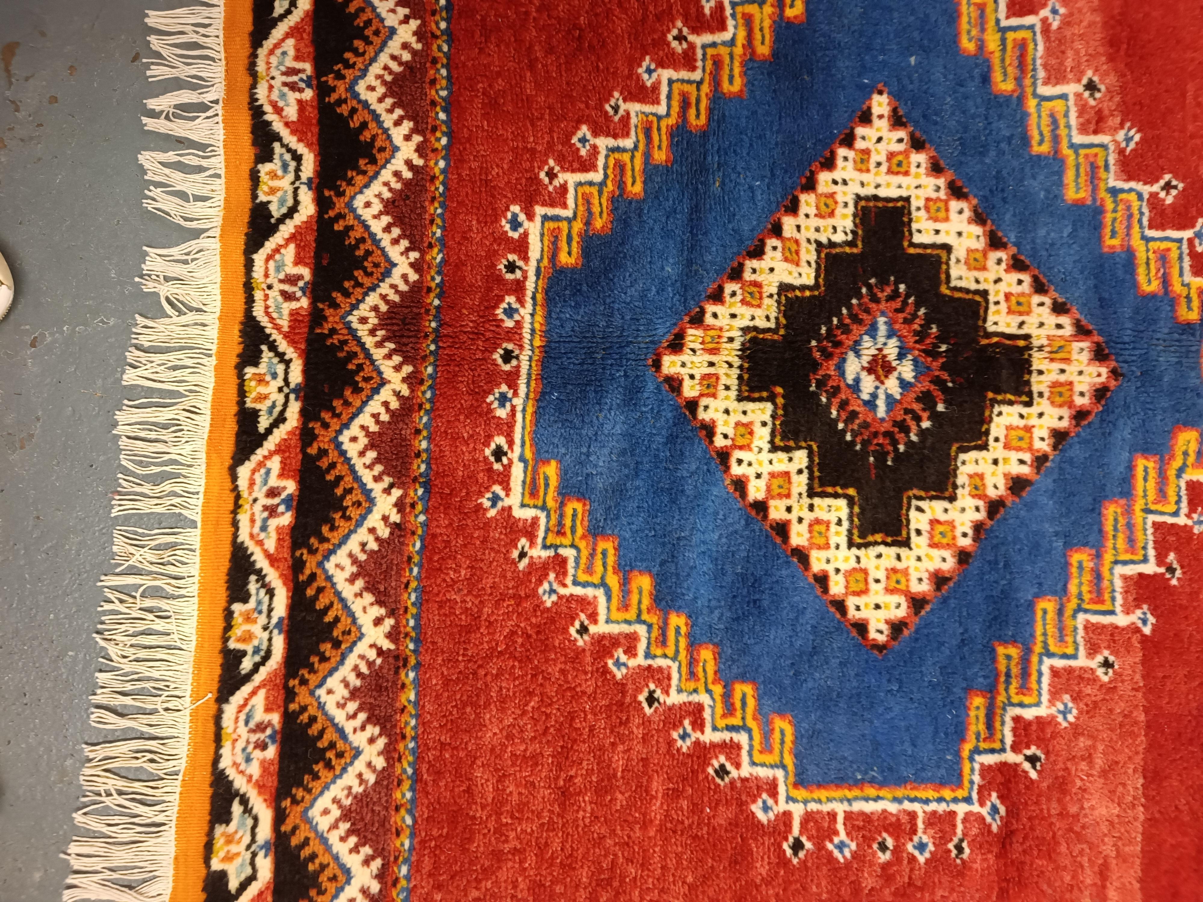 Tappeto fatto a mano Tappeti marocchini, Tappeto geometrico rosso Tappeto primitivo in vendita in vendita 1
