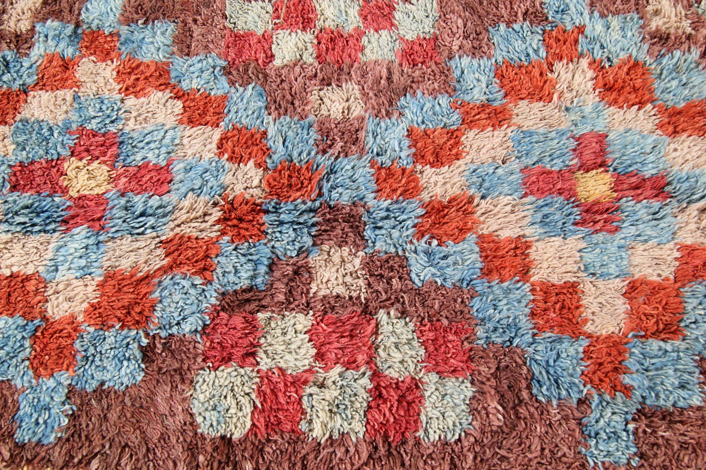 Handmade Carpet Moroccan Rugs, Shag Rugs, Pink and Red Primitive Carpet for Sale In Excellent Condition For Sale In Hampshire, GB