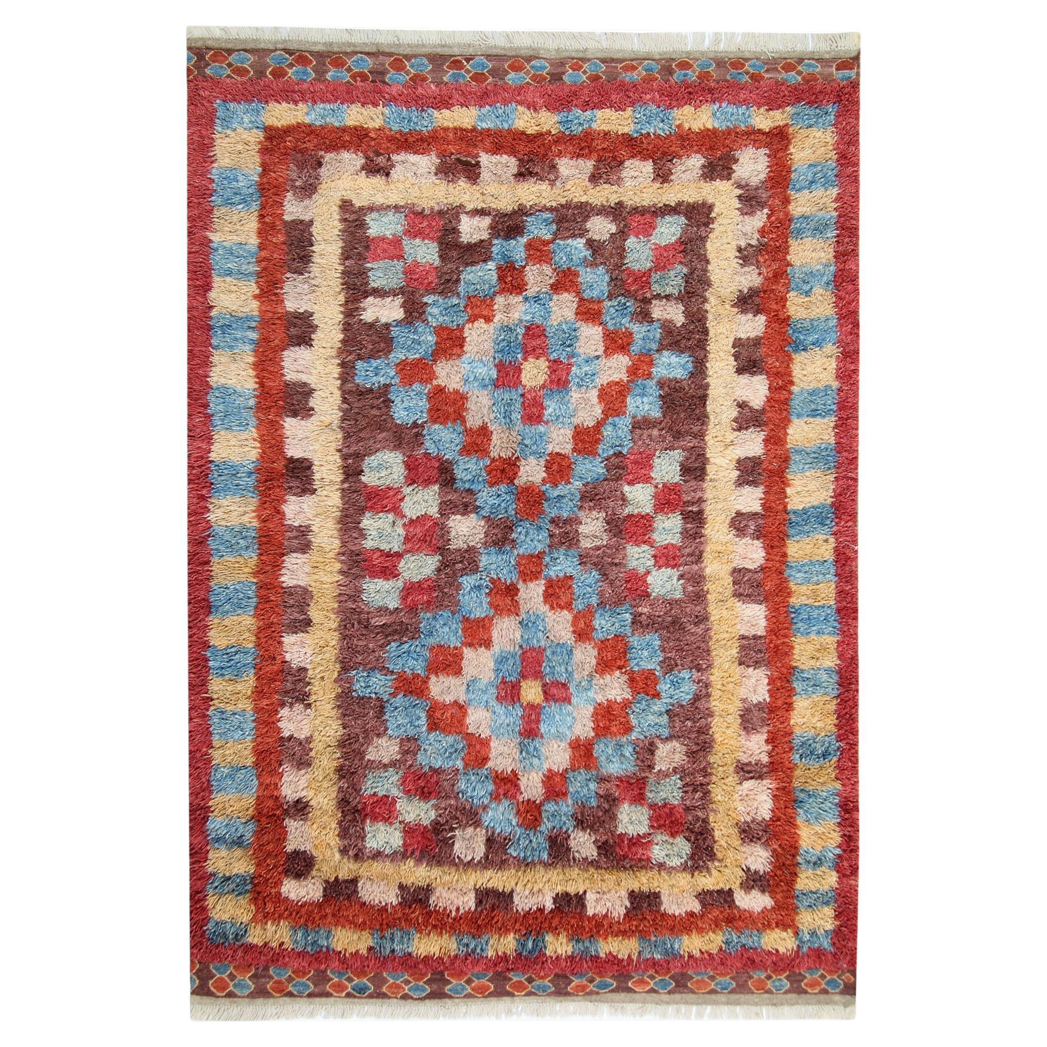 Tapis marocains faits main, tapis à poils longs, tapis primitifs roses et rouges à vendre