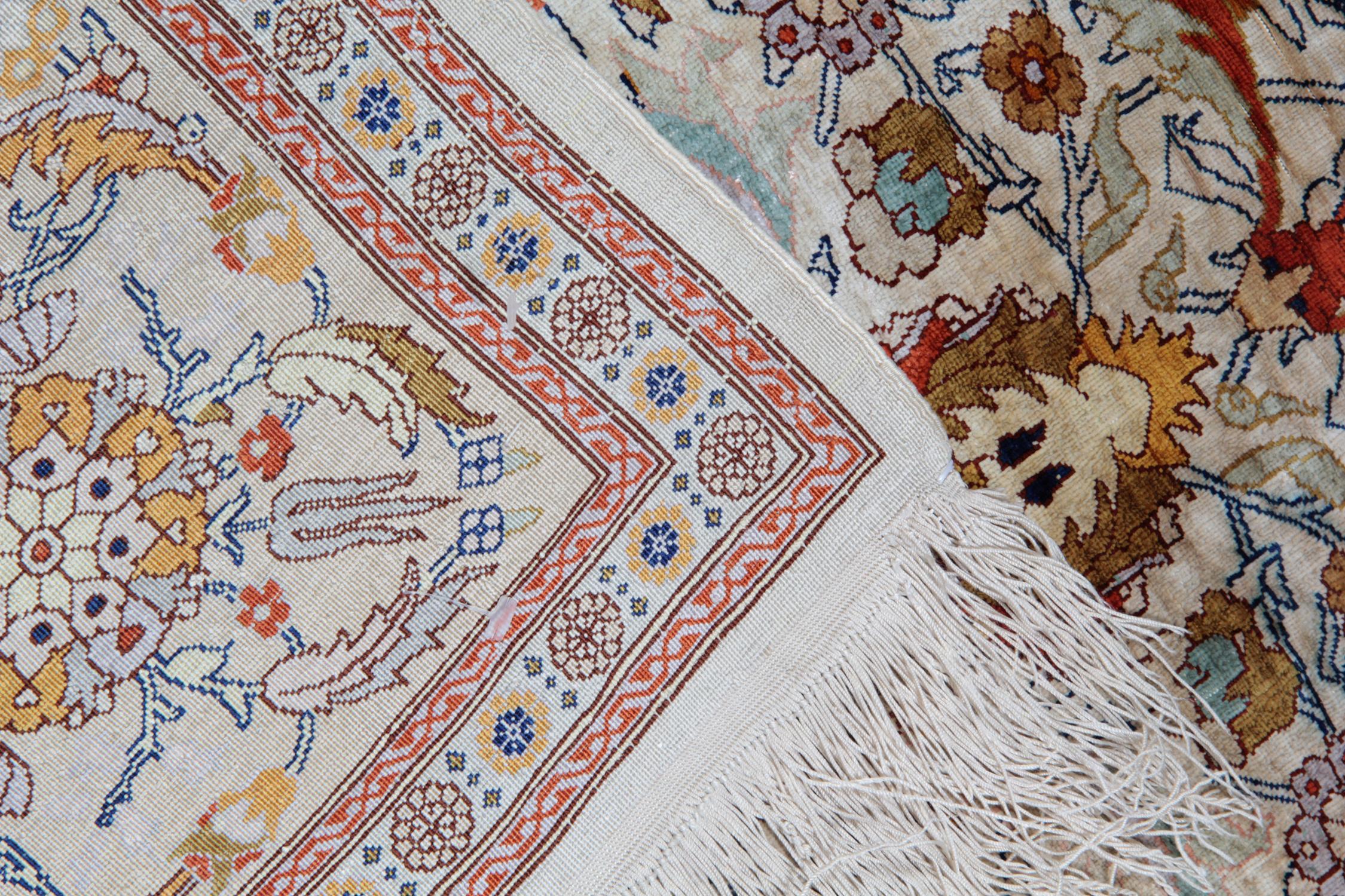 Handgefertigter Teppich aus reiner Seide, elegante türkische Hierkeh- orientalische Teppiche (Ende des 20. Jahrhunderts) im Angebot