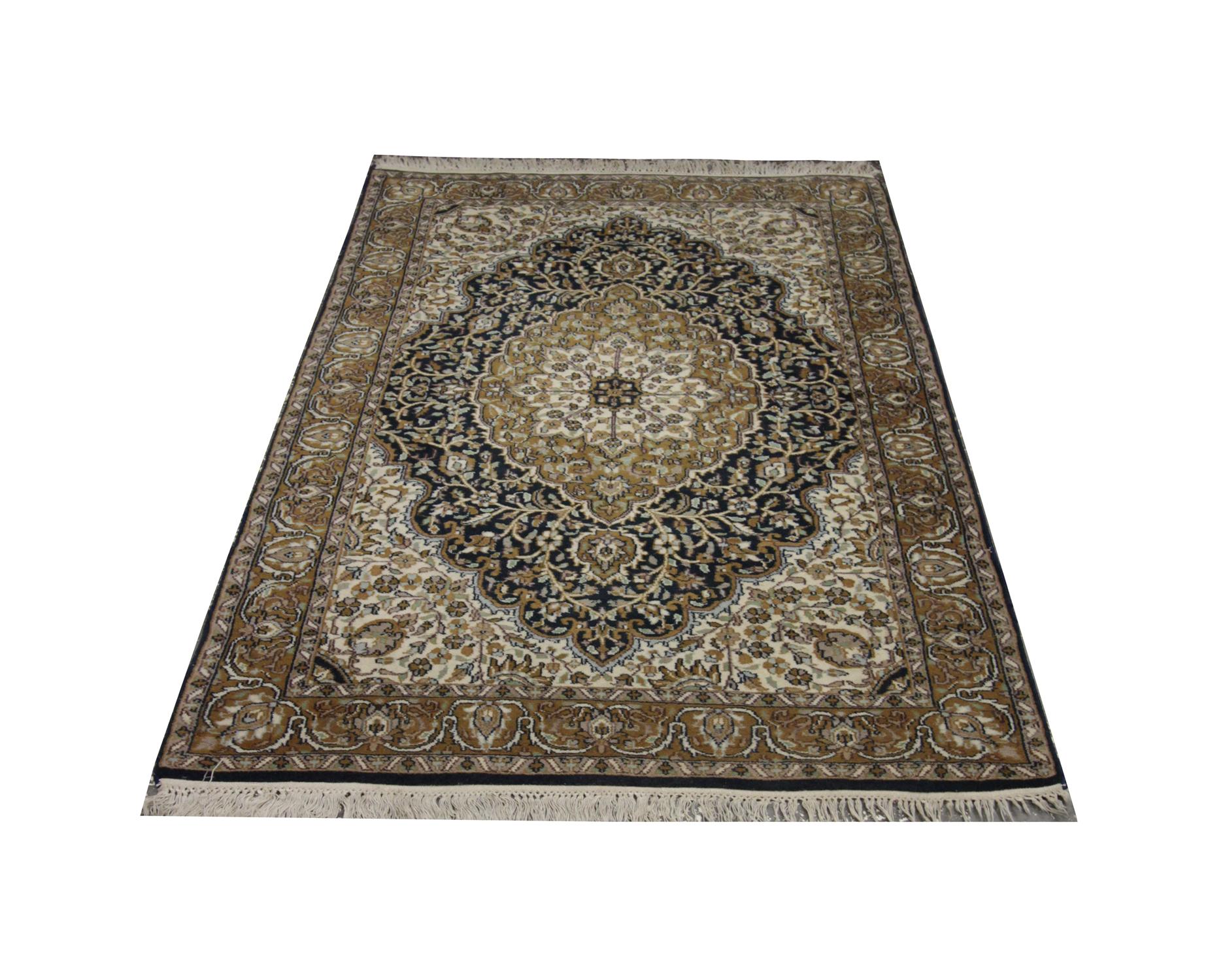 Verschönern Sie Ihre Böden mit diesem alten indischen Teppich, der 1970 aus handgesponnener, pflanzlich gefärbter Wolle und Baumwolle handgeknüpft und von einigen der besten Teppichhandwerker gewebt wurde. Dieser Teppich eignet sich perfekt für