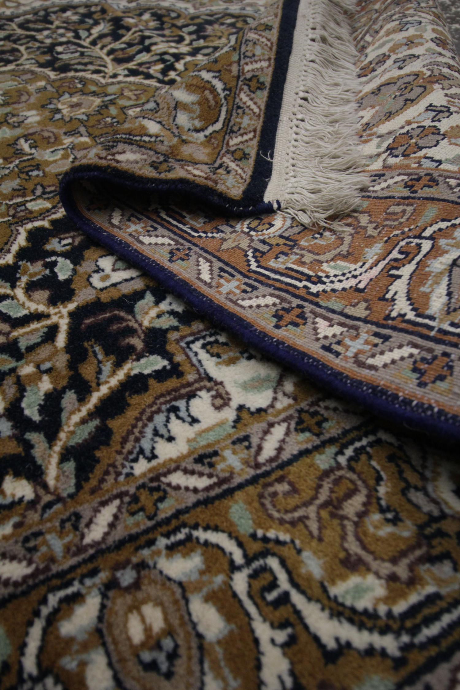 Handgefertigter Teppich Qualität Vintage Indischer Teppich Orientalische Creme Wolle Wohnzimmerteppich (Anglo-indisch) im Angebot