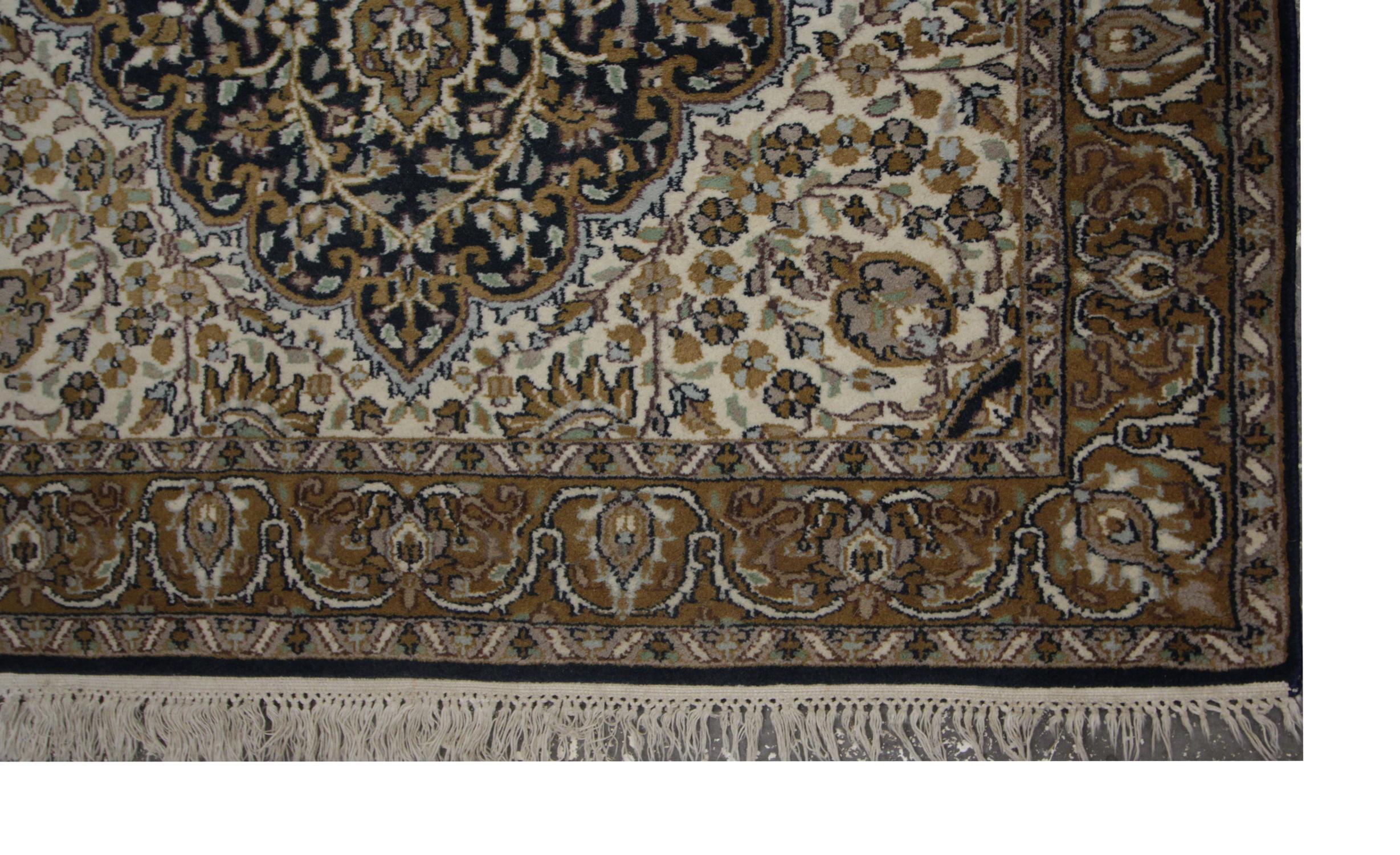Late 20th Century Handmade Carpet Quality Vintage Indian Rug Oriental Cream Wool Living Room Rug For Sale