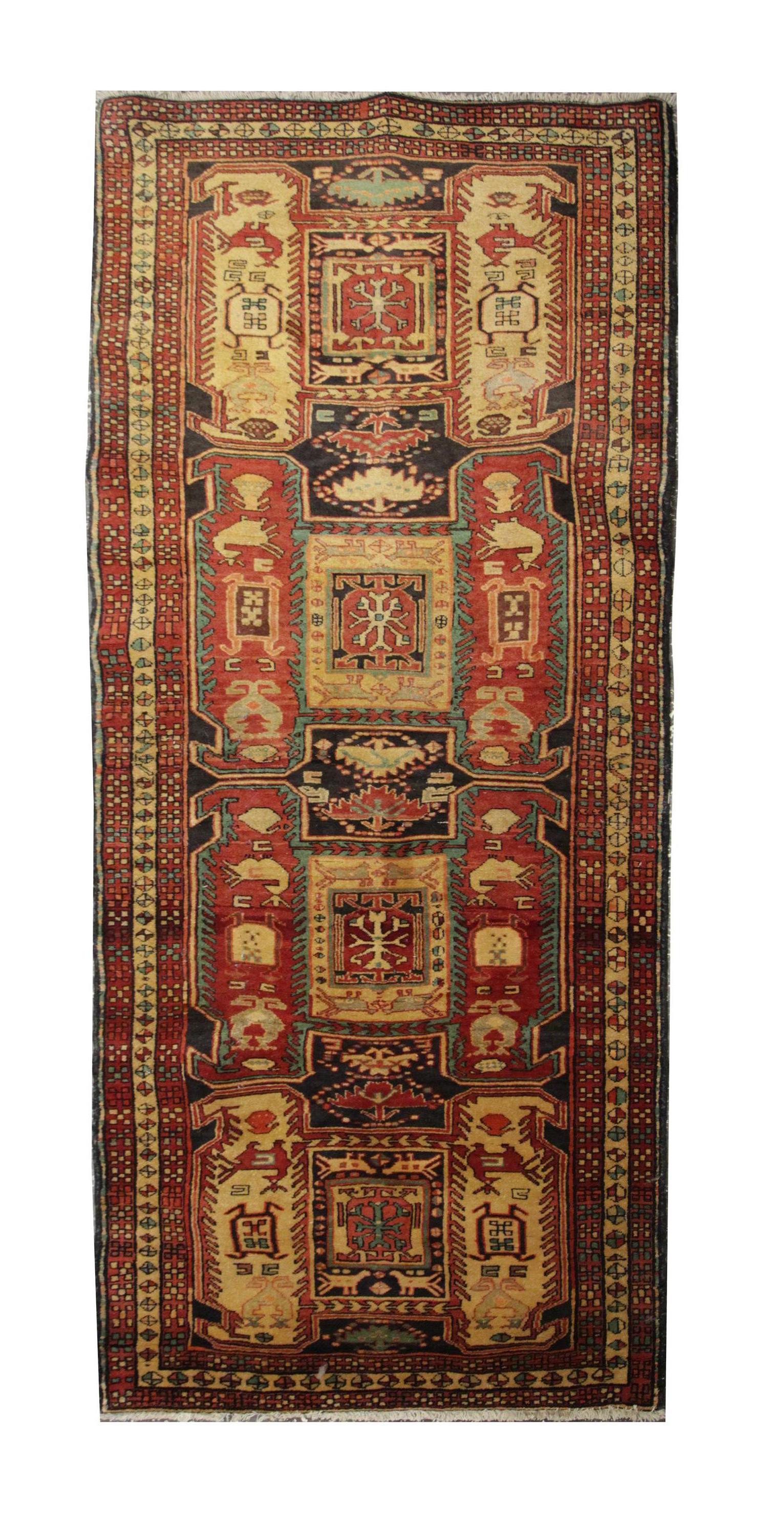Ein hervorragendes Beispiel für die kaukasische Orientteppich-Knüpfung aus der kasachischen Region von Aserbaidschan. Obwohl diese goldbraunen, gemusterten Teppiche aus der Ferne wie ein All-Over-Teppich wirken, hat dieser Webteppich eine große