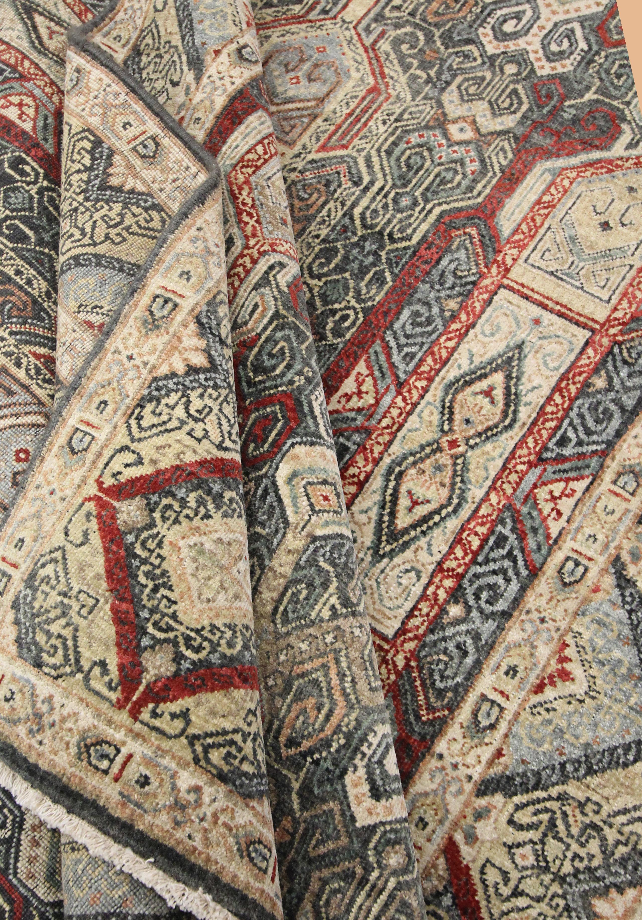 Handgefertigter traditioneller indischer Wollteppich in Beige und Grün, geometrischer Muster im Angebot 4