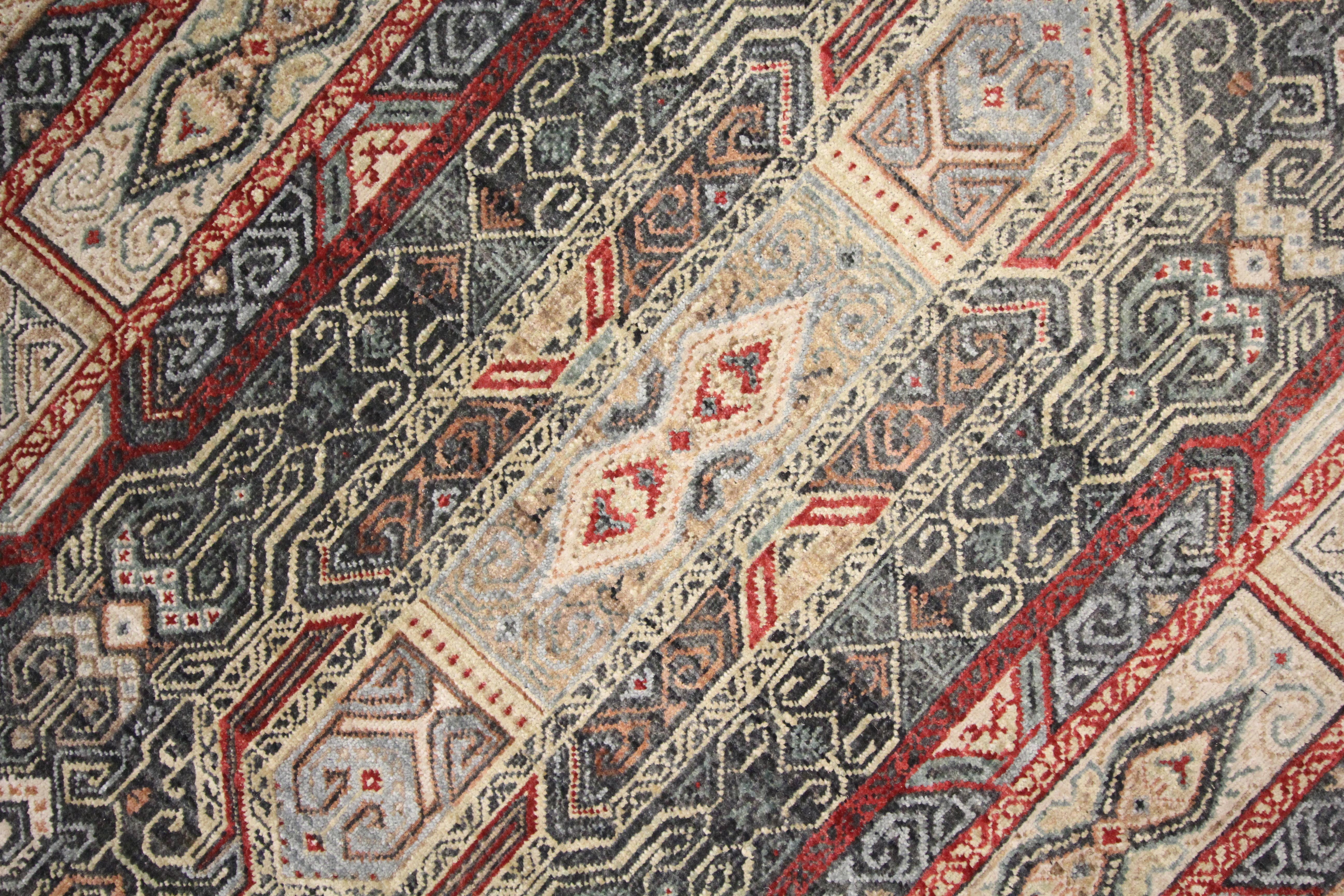 Handgefertigter traditioneller indischer Wollteppich in Beige und Grün, geometrischer Muster im Zustand „Hervorragend“ im Angebot in Hampshire, GB