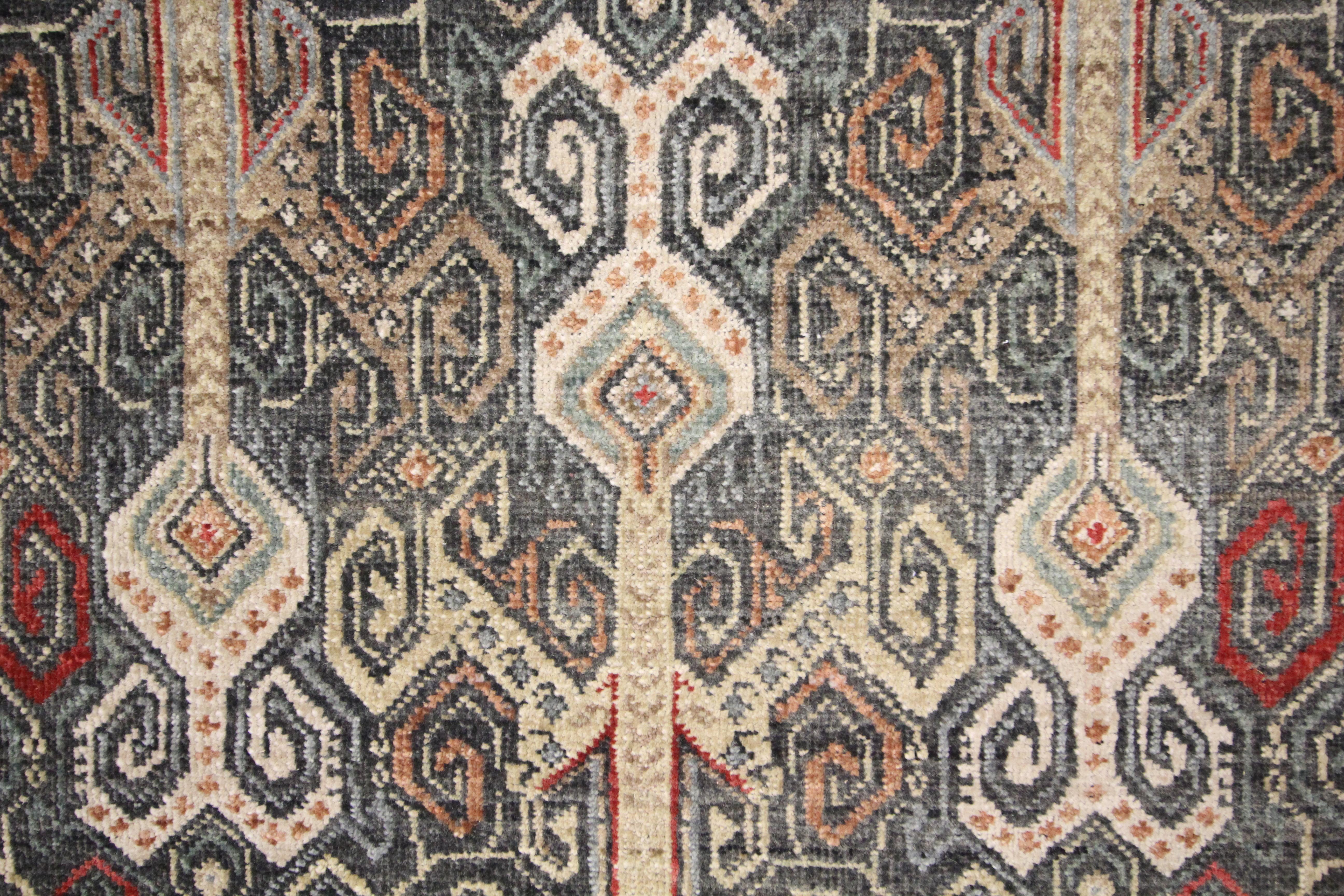 Handgefertigter traditioneller indischer Wollteppich in Beige und Grün, geometrischer Muster (21. Jahrhundert und zeitgenössisch) im Angebot