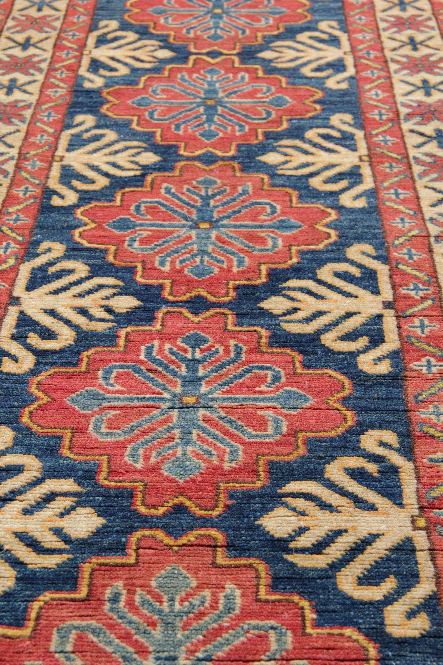 Fait main Tapis de couloir fait à la main à médaillon bleu et rouge Tapis géométrique Kazak en vente