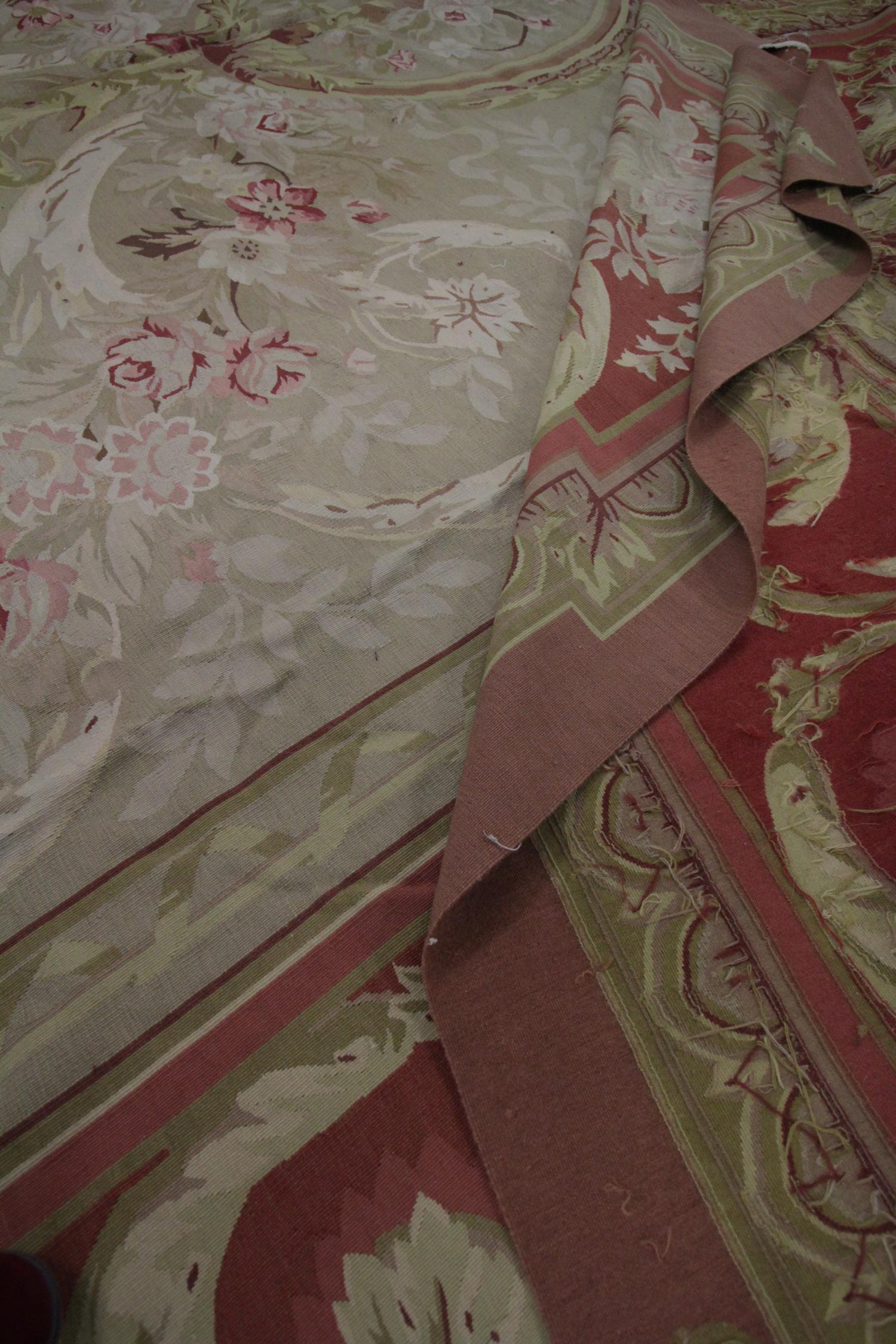 Handgefertigter Teppich im Aubusson-Stil, extra großer Wandteppich aus traditioneller Wolle im Angebot 4