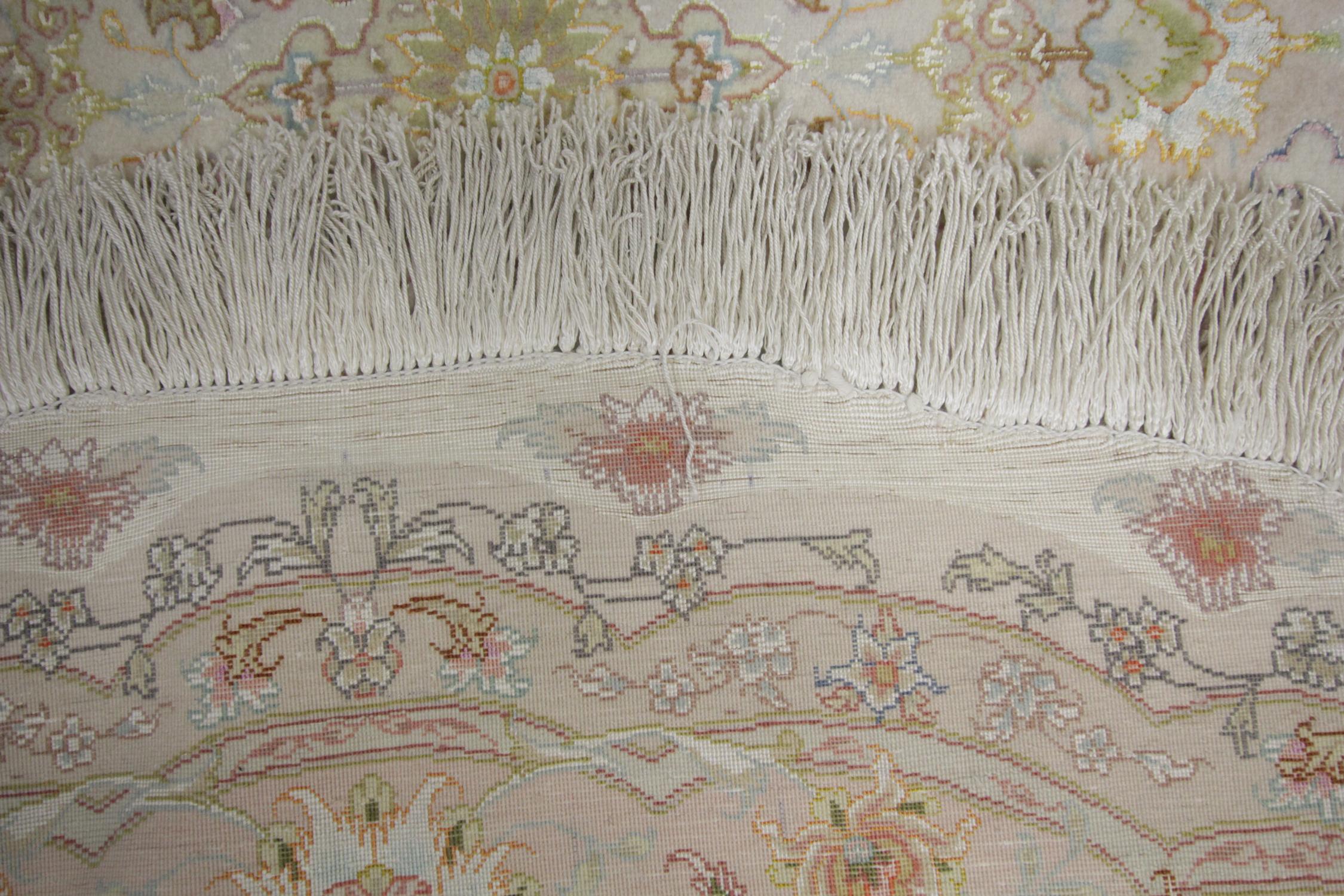 Handgefertigter runder Vintage-Teppich aus Seide, orientalischer türkischer cremefarbener Teppich im Angebot 2